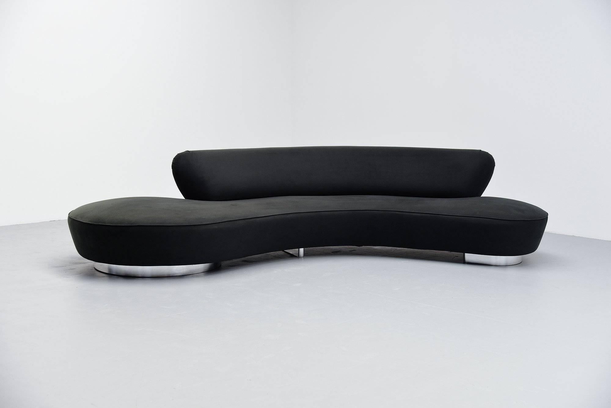 Very nice sculptural lounge sofa designed by Vladimir Kagan and manufactured by Directional, United States 1999. This sofa was upholstered upon request in black suede of high quality. The sofa is not marked but this was purchased ca 1999 and used in