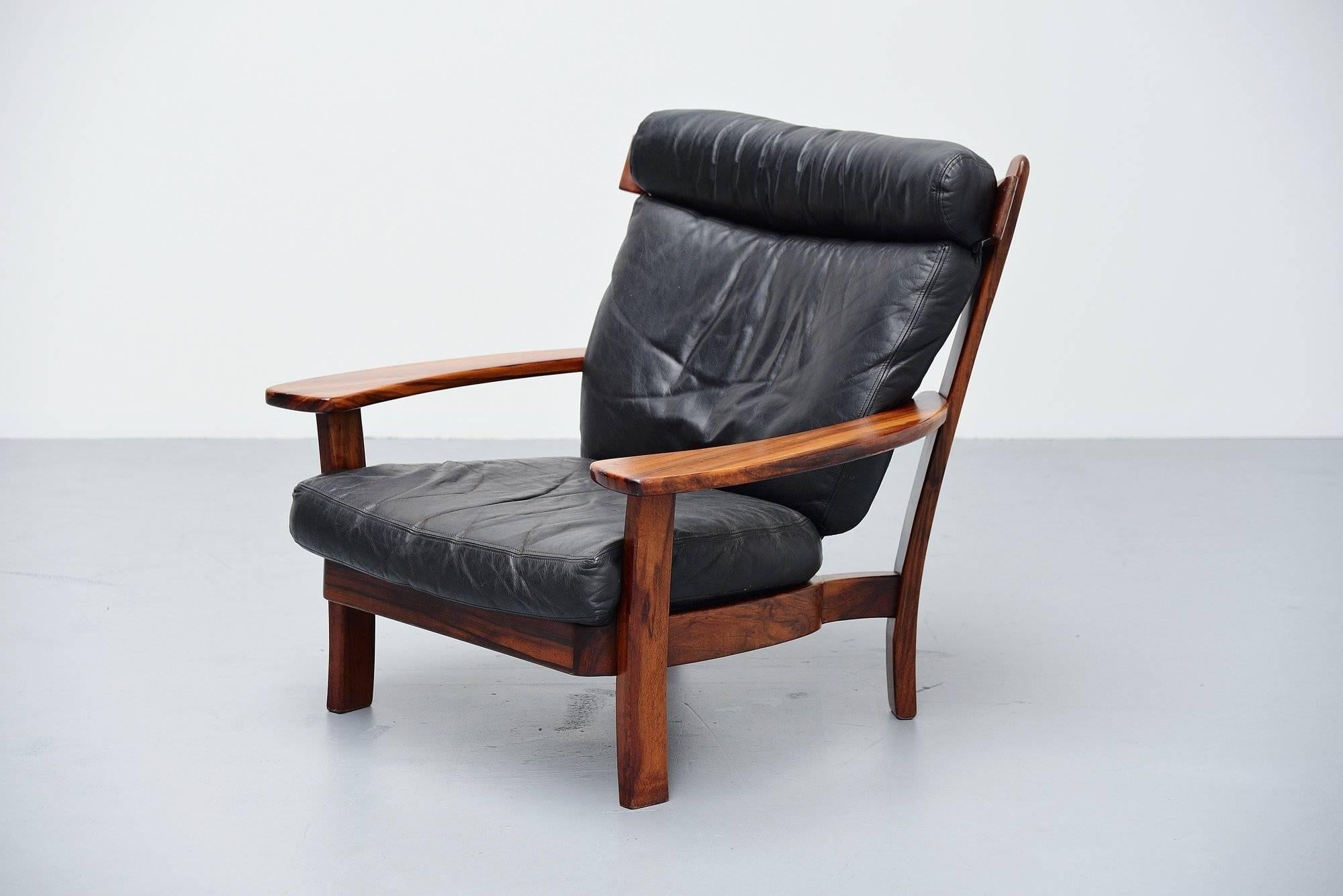 Fantastic so called 'Ox' lounge chair made by unknown designer or manufacturer, Brazil 1960. This chair has a solid Brazilian rosewood frame and a black leather upholstery. The wooden frame has a very nice grain to it which gives a fantastic