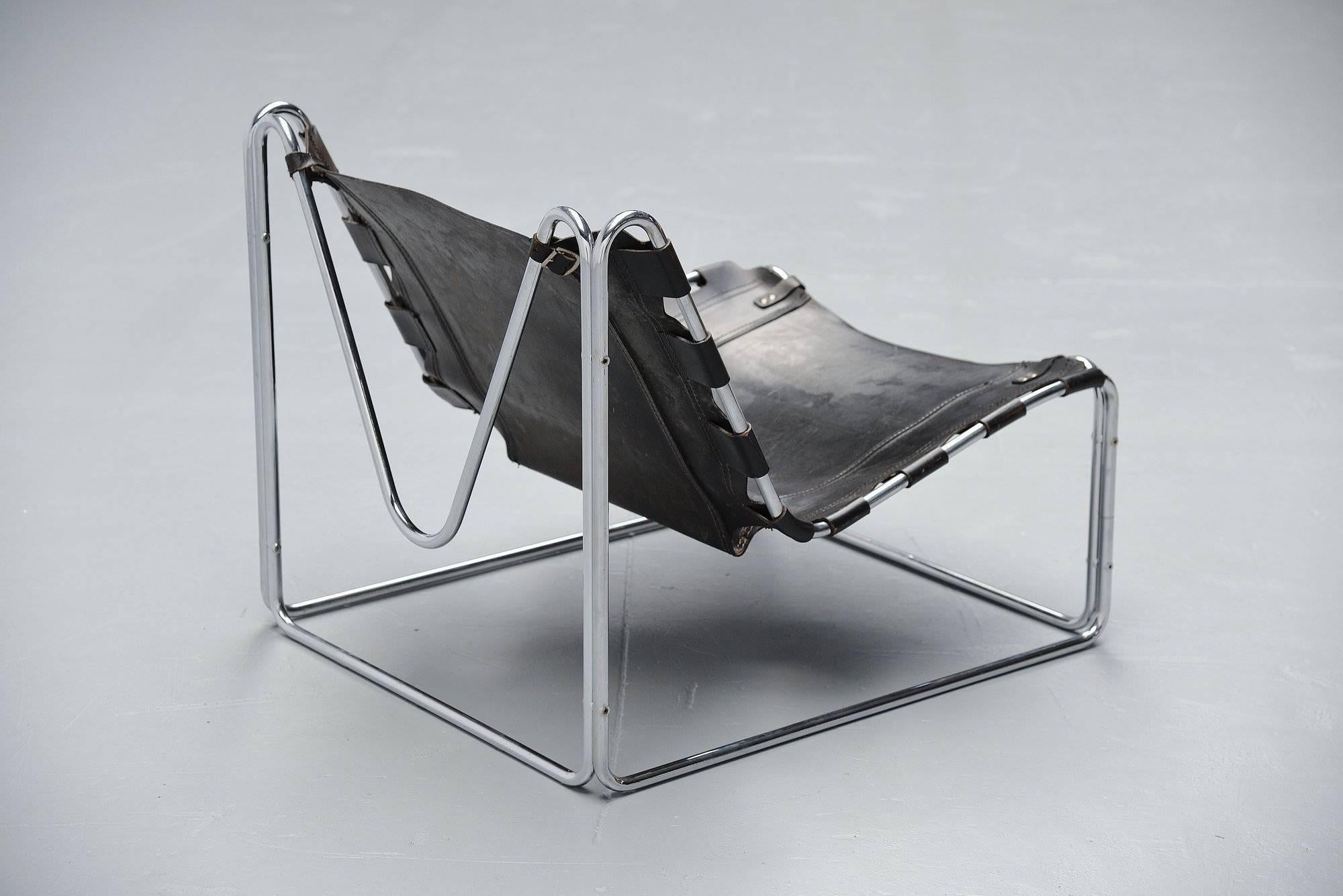 Ultra rare so called 'Fabio' lounge chair by Pascal Mourgue for Sedia-Steiner, France 1970. This very nice low lounge chair made of chrome plated tubular metal has an amazing shape! The black leather seat is a perfect timeless combination with the