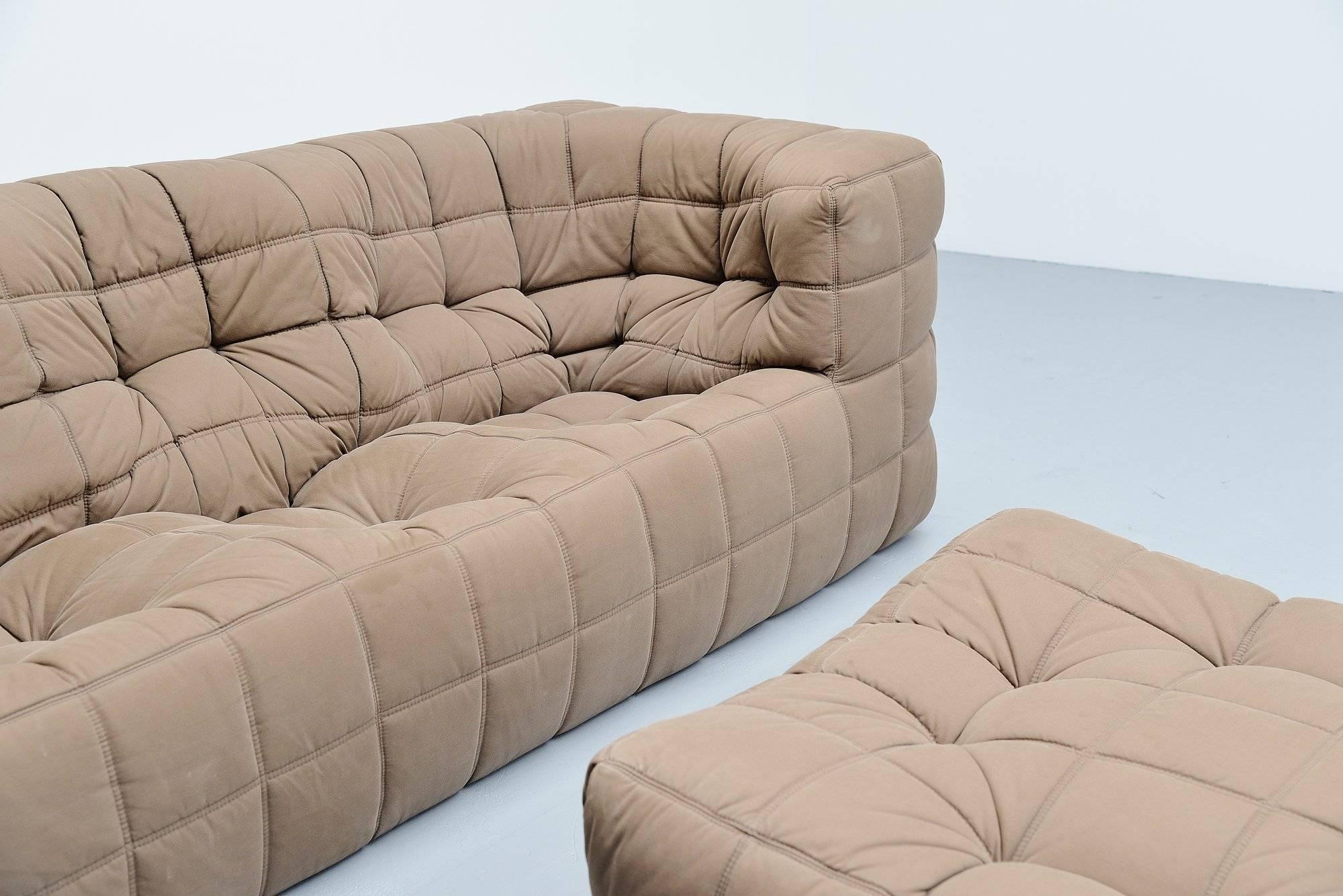 Superbequemes niedriges Loungesofa, entworfen von Michel Ducaroy, hergestellt von Ligne Roset, Frankreich 1976. Dieses Sofa hat einen braunen Stoffbezug und ist in sehr gutem Originalzustand. Der Schaumstoff ist immer noch sehr fest und bequem.