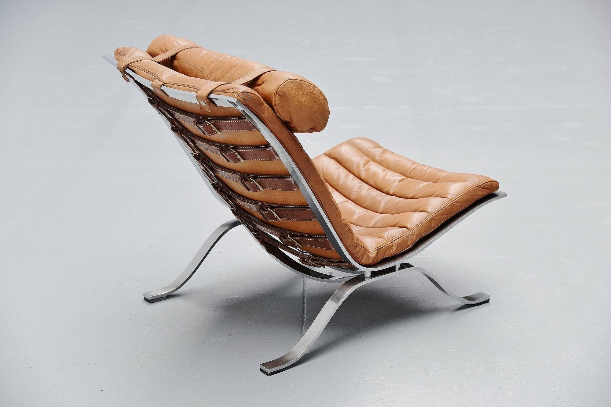 Beautiful and very comfortable lounge chair designed by Arne Norell and manufactured by Norell Mobler AB, Sweden 1966. This chair has a solid steel chrome-plated frame, leather belts to support the natural leather cushion. The chair is in very good