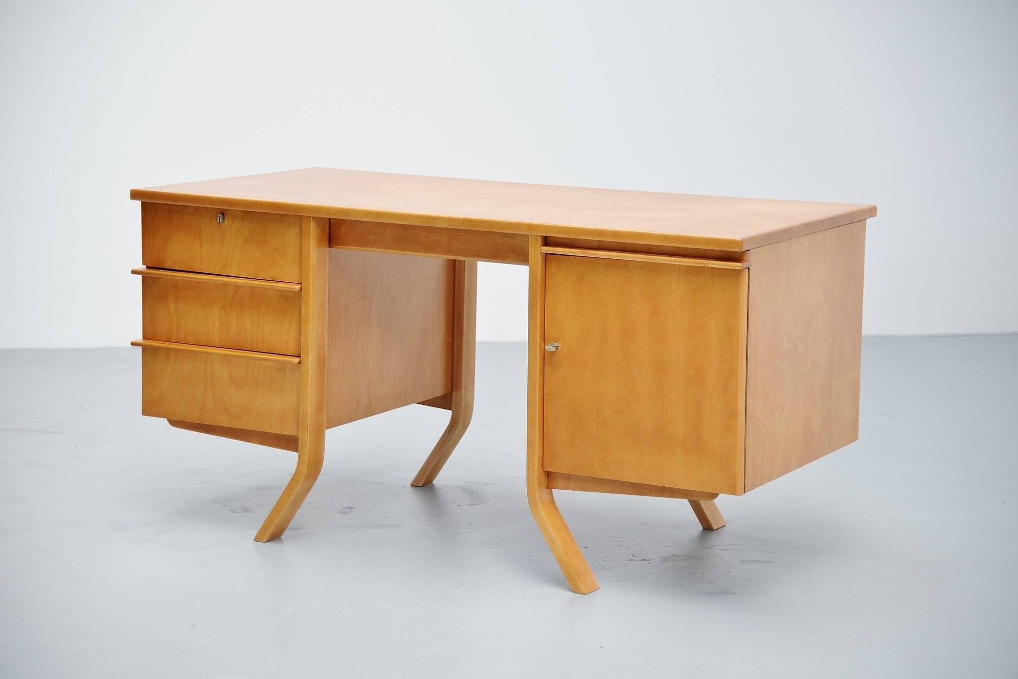 Nice Dutch modernist desk designed by Cees Braakman and manufactures by Pastoe UMS, Holland 1952. The desk is made of birch plywood and has a very nice dynamic floating shape. The legs in the middle make this desk very spatially. On the left there