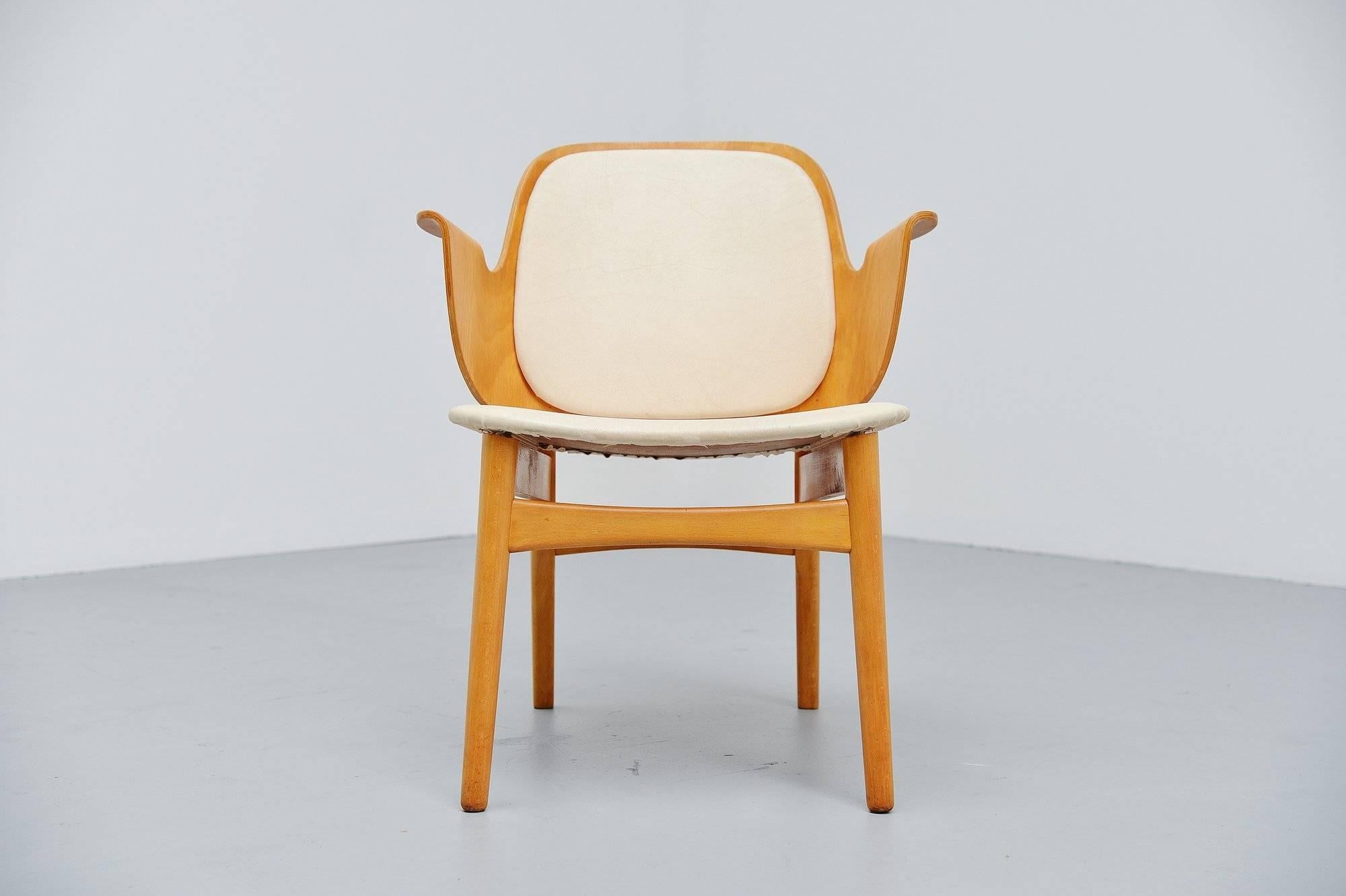 Very nice birch plywood lounge chair model 107 designed by Hans Olsen for Bramin, Denmark, 1950. The chair is made of solid birch (ply)wood and has a white faux leather seat and back. The chair is in remarkable original condition and has a very nice