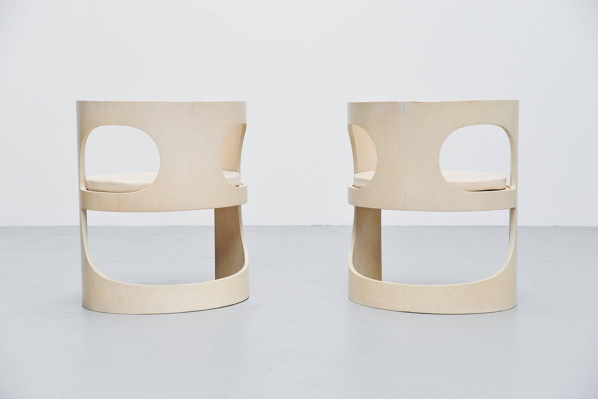 Very nice pair of so called pre pop chairs designed by Arna Jacobsen and manufactured by Asko, Finland 1969. These rare chairs are not often shown for sale, they are quite hard to find. The chairs are in off-white ebonized plywood and have off-white
