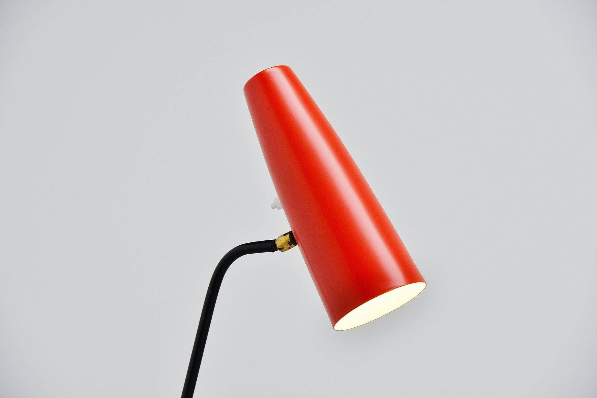 Very nicely shaped 'grasshopper' floor lamp made by unknown designed or manufacturer, Sweden, 1950. This lamp has a black painted base with brass feet. The shade is in red painted aluminium and has a very nice elegant shape. The shade is adjustable