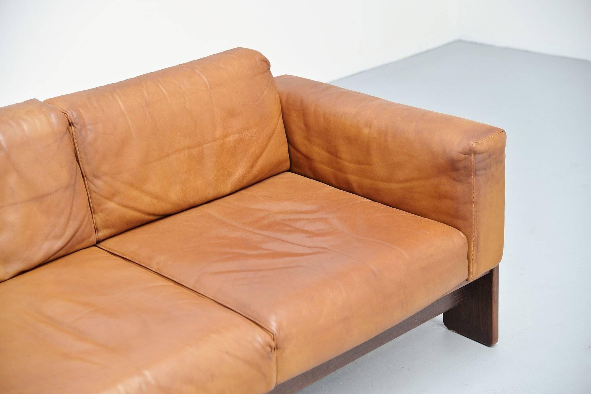 Very nice and comfortable two-seat lounge sofa from the Bastiano series, designed by Afra & Tobia Scarpa for Gavina, Italy, 1968. This sofa has a solid rosewood frame and very nice natural leather cushions. This is for the smallest version available