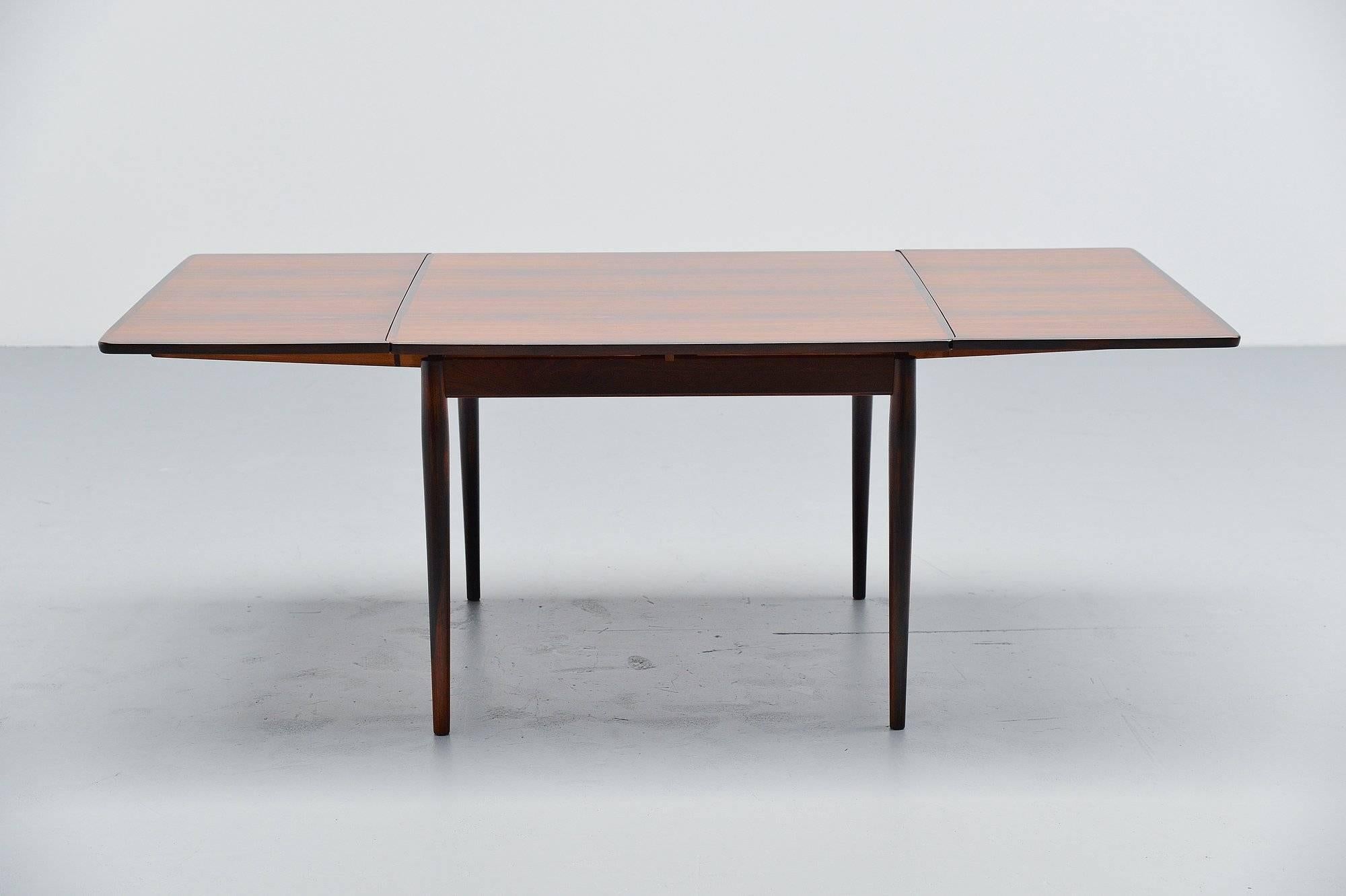 Very nice small rosewood dining table model #220 designed by Arne Vodder for Sibast Møbler, Denmark 1960. This is for a very nice subtle sized table in very nice grained rosewood. The table has two extension leaves and can turn from a four persons