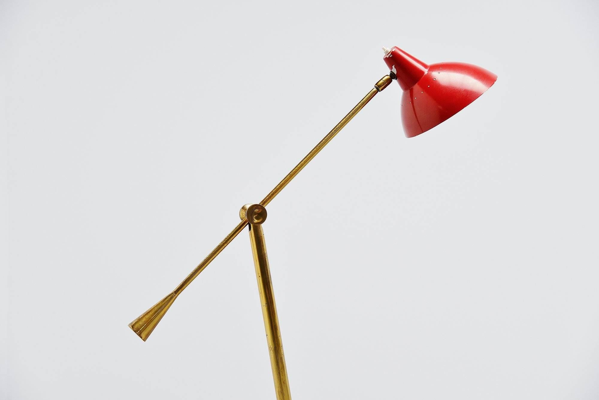 Très beau lampadaire de forme italienne typique de Stilnovo, Italie, 1950. Le socle est composé d'une base ronde en marbre brun et d'un bras en laiton avec un poids pour l'équilibre. L'abat-jour est peint en rouge à l'origine. Cette lampe peut être