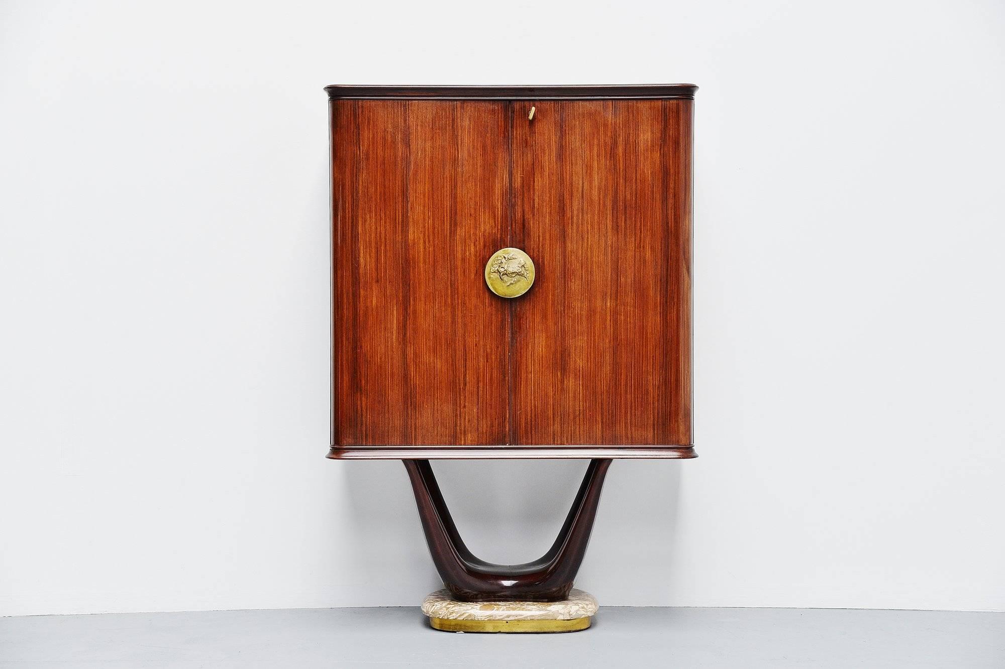 Very nice shaped dry bar cabinet designed by Vittorio Dassi and manufactured by Dassi e Figli, Italy, 1950. This bar is has a nice rosewood casing, rests on a mahogany base with onyx feet and brass rim. This bar has plenty of storage possibilities