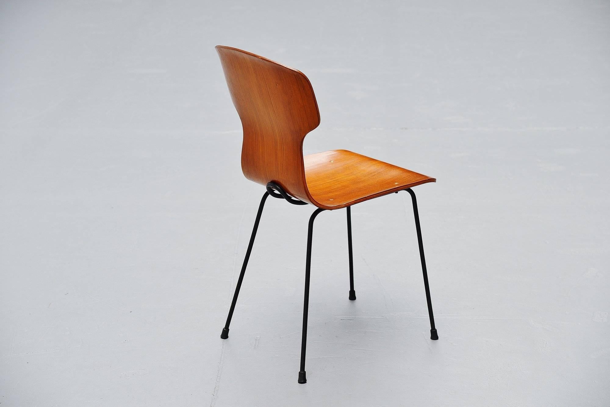 Italian plywood side chair designed by Carlo Ratti and manufactured by Legni Curva, Italy, 1950. The chair has a very nice curved shape and the plywood shell is supported by a black frame which is a very nice detail on this chair. Very nice and