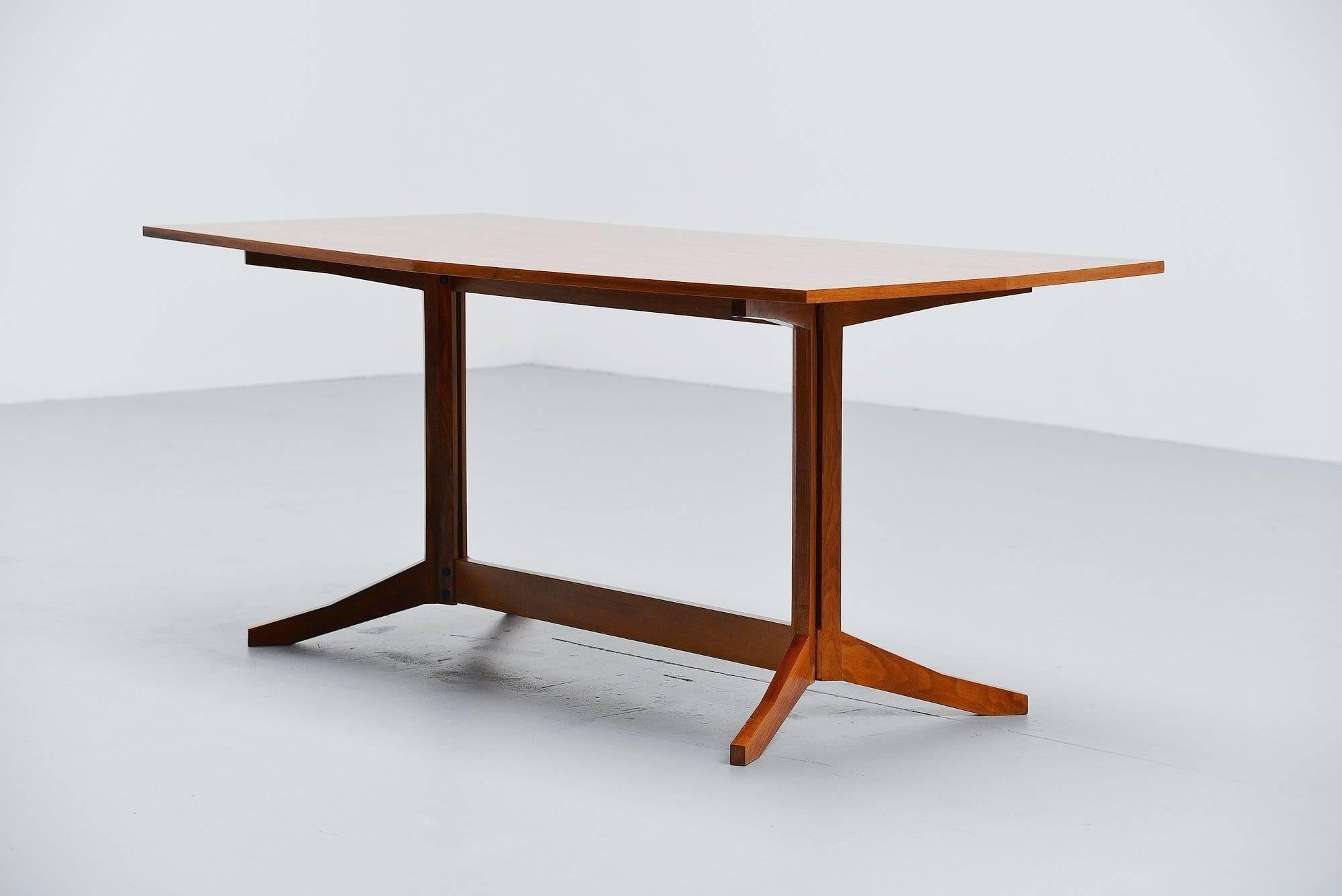 Nice shaped dining table model TL14 in walnut designed attributed Franco Albini and manufactured by Poggi, Italy, 1957. Very nice shaped table with walnut base and nicely grained top. The table is in excellent original condition and can use up to