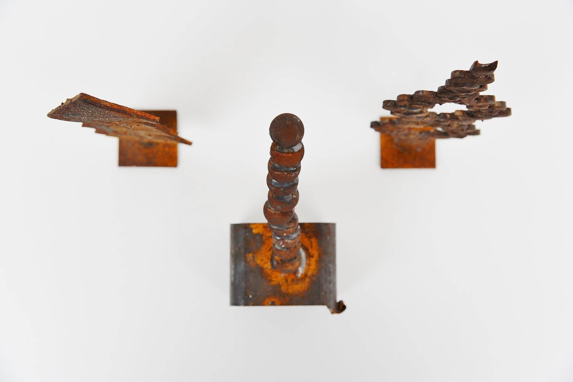 Très bel ensemble de 3 sculptures en fer conçues par Theo Niermeijer (1940-2005) Amsterdam, 1970. Cet ensemble de trois sculptures géométriques est composé de pièces en fer soudées. Les petites sculptures sont pour la plupart des études ou des