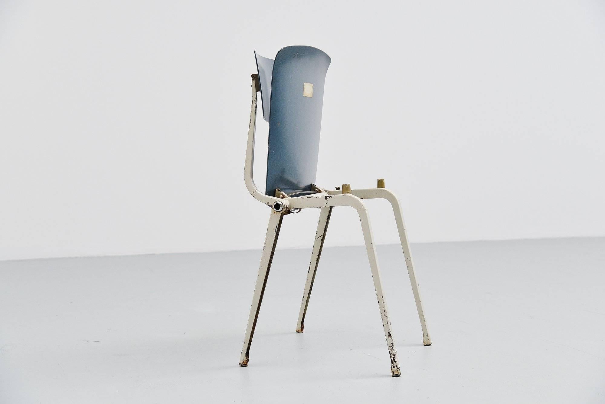 Friso Kramer Revolt Folding Chair for Ahrend de Cirkel, 1953 In Fair Condition For Sale In Roosendaal, Noord Brabant