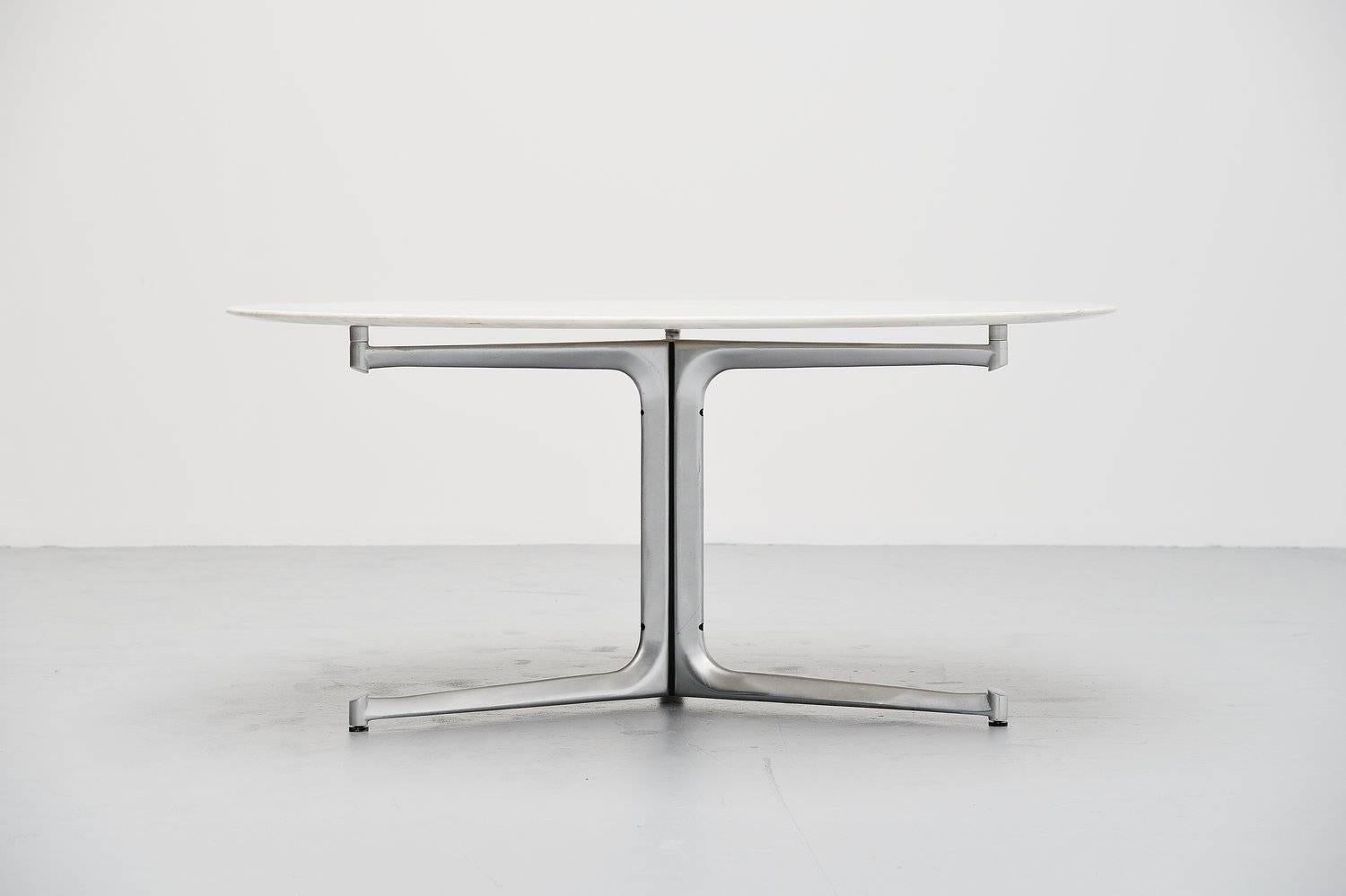 Fantastique grande table à manger ronde modèle T105 conçue par Preben Fabricius et Jorgen Kastholm pour Kill International:: Allemagne:: 1968. Cette table monumentale possède une base en aluminium solide existant en trois parties reliées au milieu.