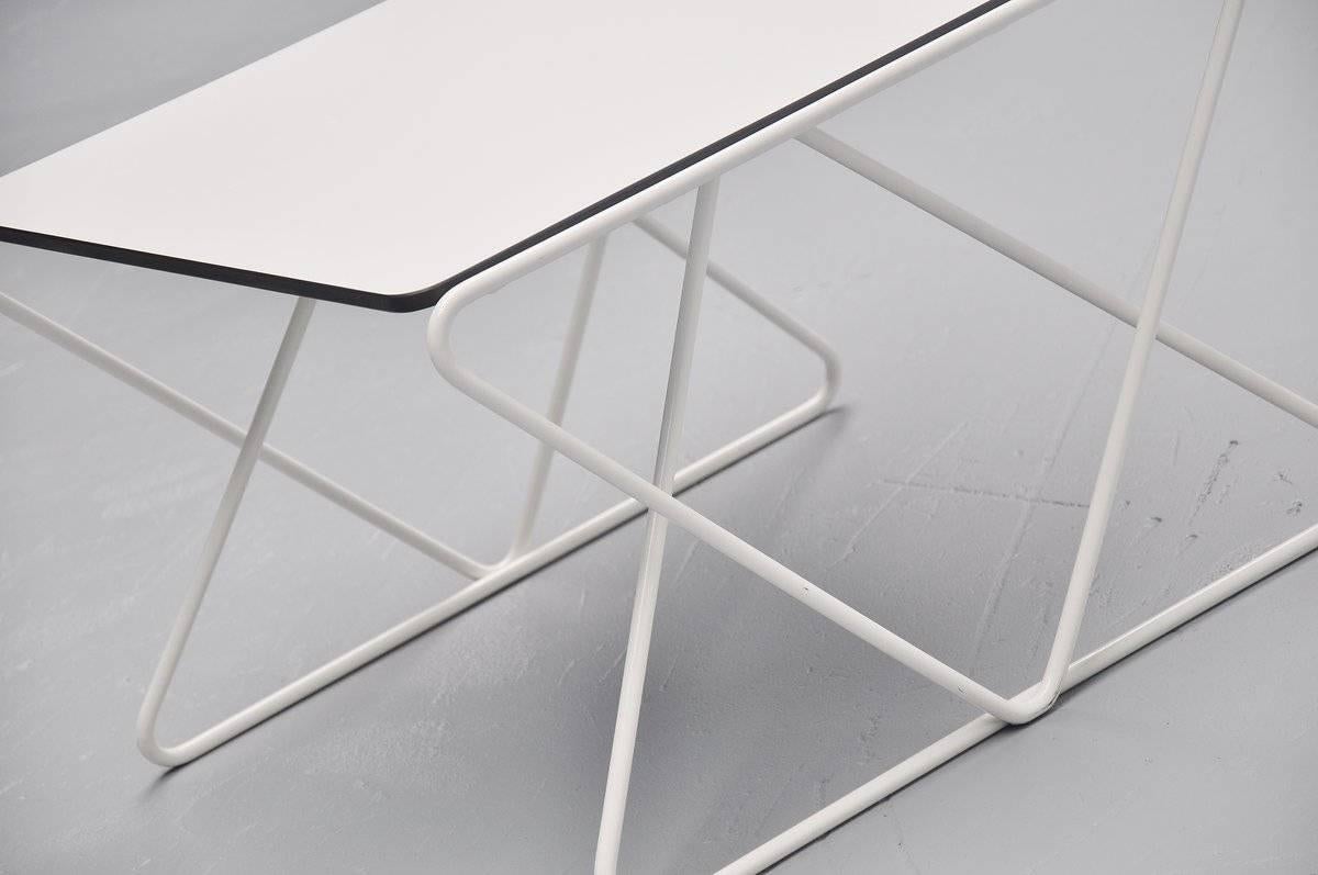 Rare table d'appoint conçue par Walter Design/One pour I+I, Hollande, 1978. Cette table est l'un des derniers designs de Walter Antoni lorsqu'il a créé sa propre entreprise, I/Form, après avoir quitté 't Spectrum. Il n'y a eu que 40 tables