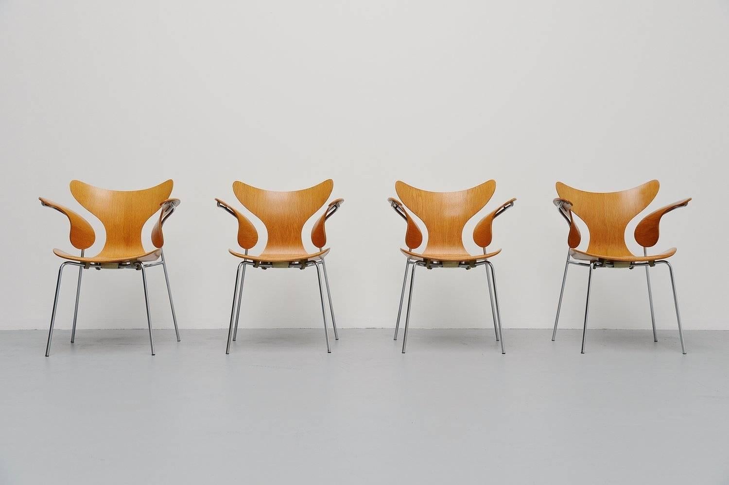 Fantastic sculptural set of dining chairs model 3208 designed by Arne Jacobsen for Fritz Hansen, Denmark, 1972. This early set is a production from 1972 (stamped on the bottom of the plastic cap below the seat) when the design was from 1970 so its