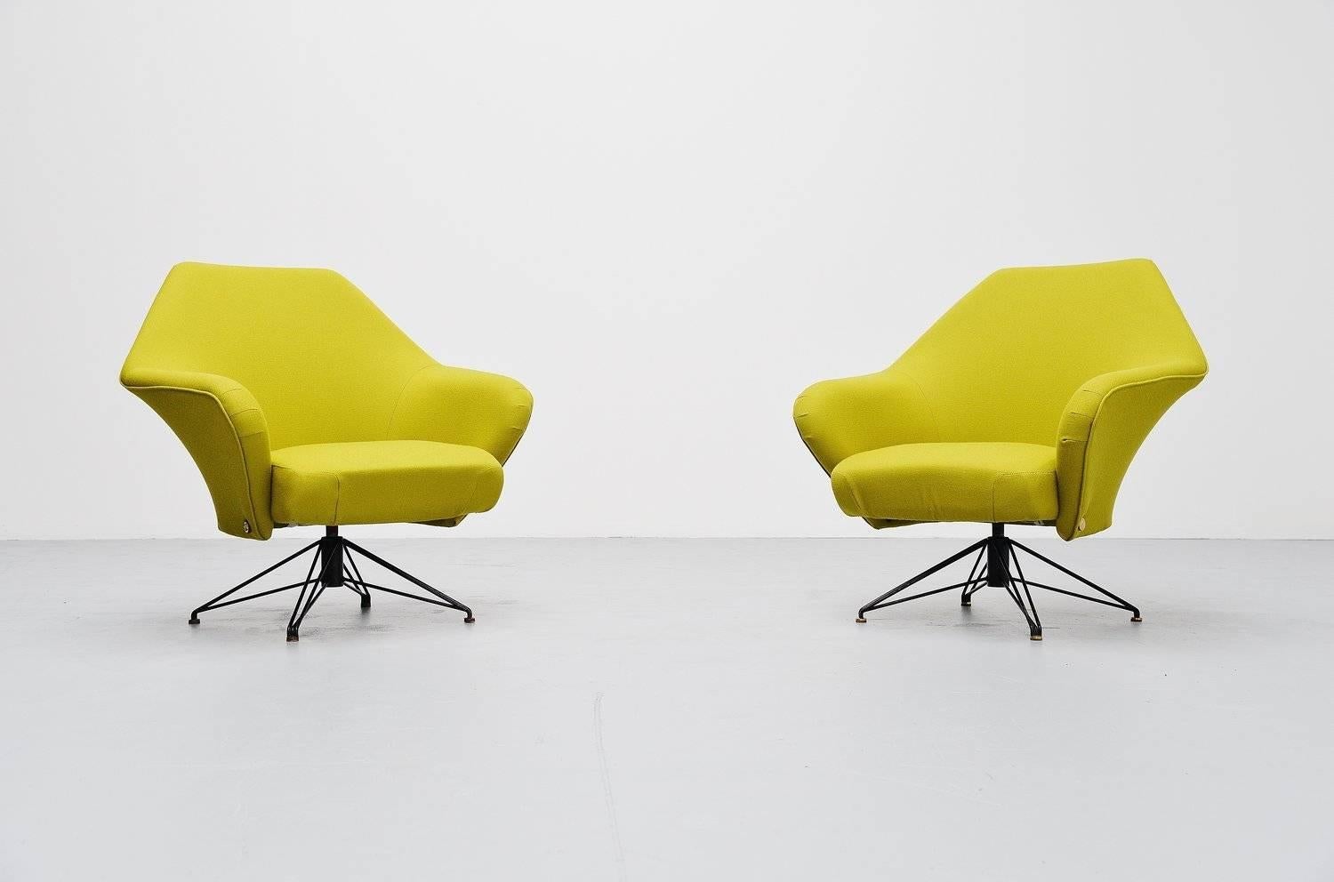 Rare early edition of the P32 chairs designed by Osvaldo Borsani for Tecno, Italy, 1956. These chairs were produced from 1956-1962 and these chairs are from the first production until they changed the base. These chairs swivel and tilt back and work