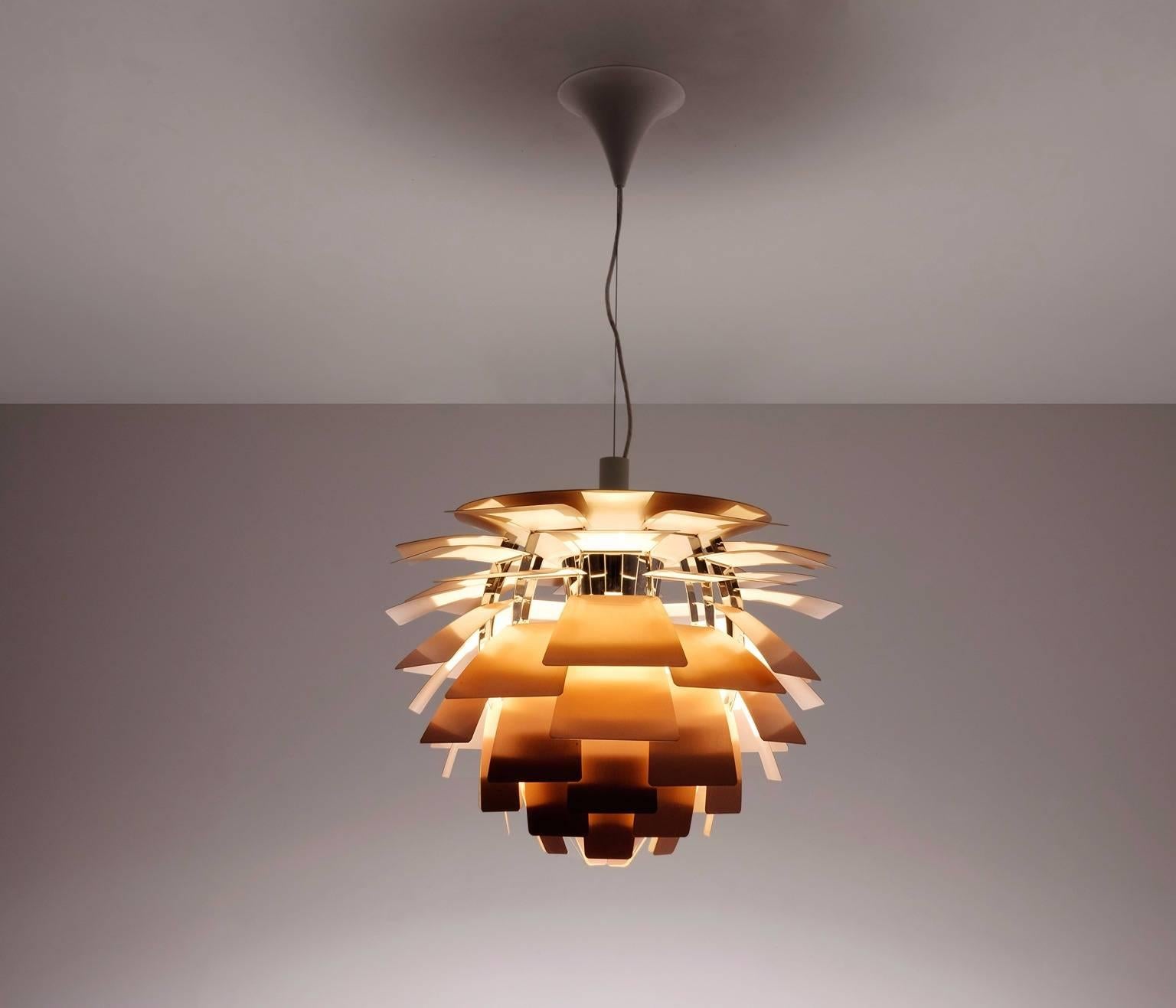 Pendant 'Artichoke' in copper, designed by Poul Henningsen for Louis Poulsen, Denmark 1957.  

Early and large model of the iconic 'Artichoke' pendant. 72 precisely positioned leafs of lacquered and brushed copper, coated weak pink on the inside.