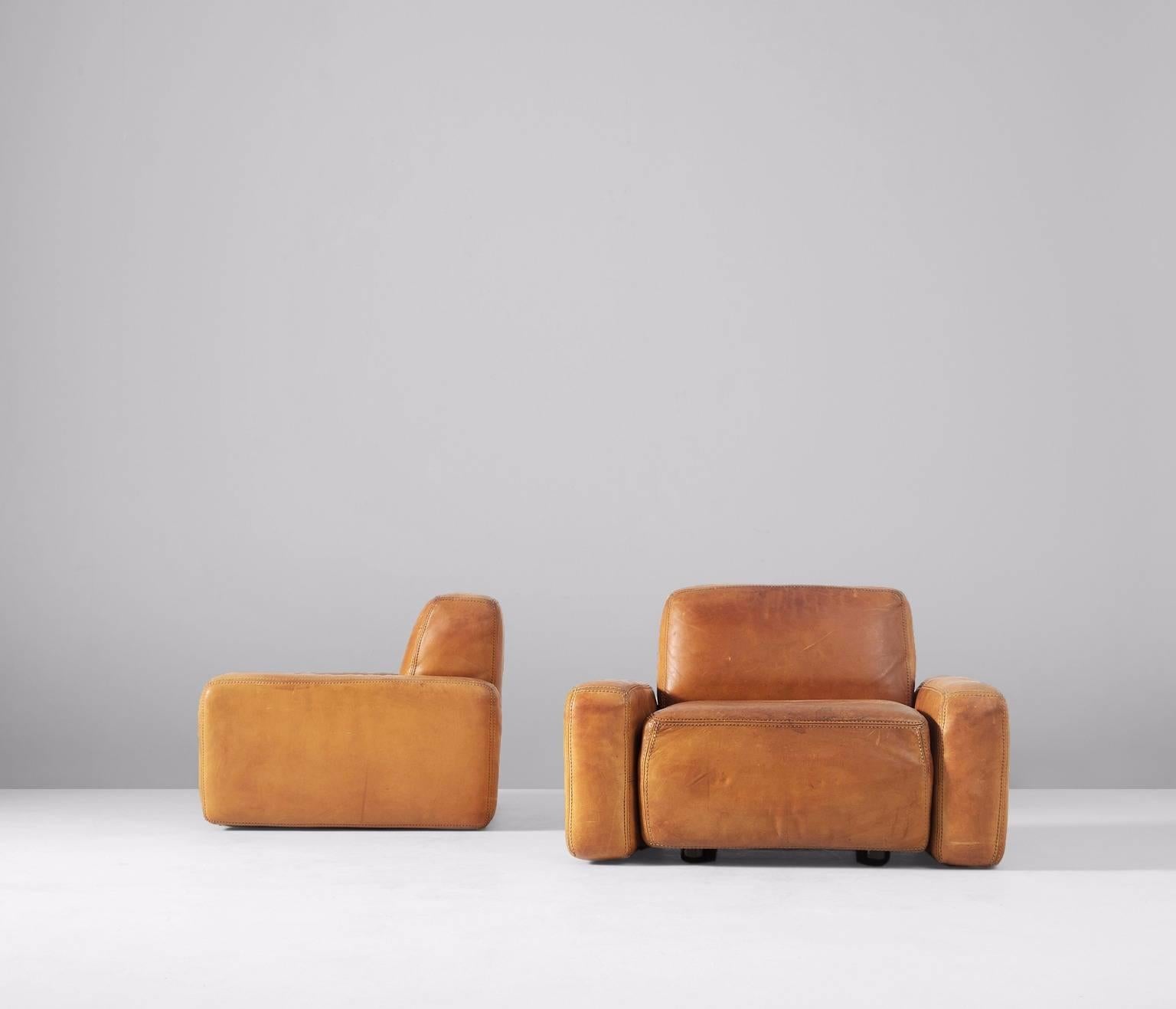 Mid-Century Modern Pair of Cognac Leather Lounge Chairs 
