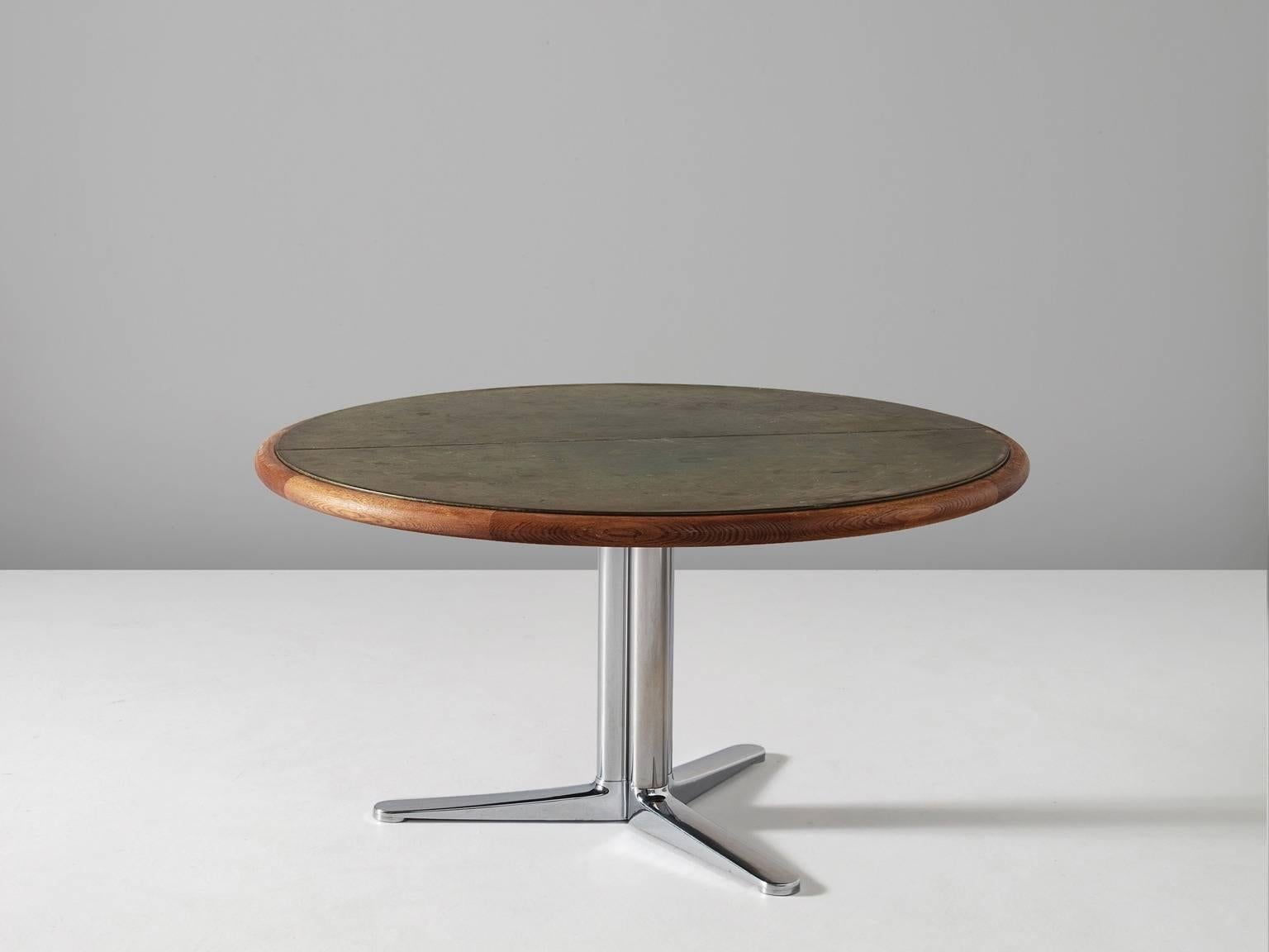 Dining table, in oak, leather and steel, by Warren Platner for Knoll International, United States 1960s.

Round dining table by Warren Platner. This table has a top of green leather. The leather shows a beautiful patina, yet there are some traces of