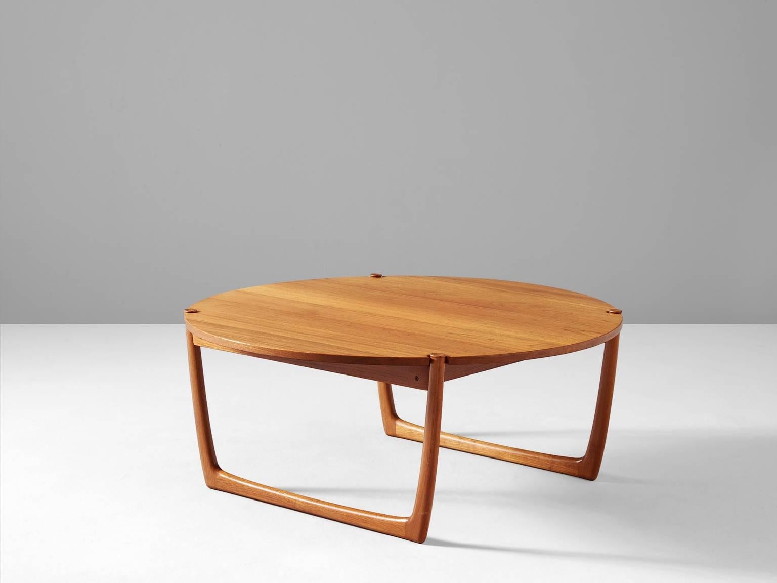 Coffee table, in Italian walnut, by Peter Hvidt & Orla Molgaard Nielsen for France & Søns, Denmark 1950s. 

Round coffee table with two sled-legs. The legs of the table are beautifully shaped and show high attention to details. Especially seen in