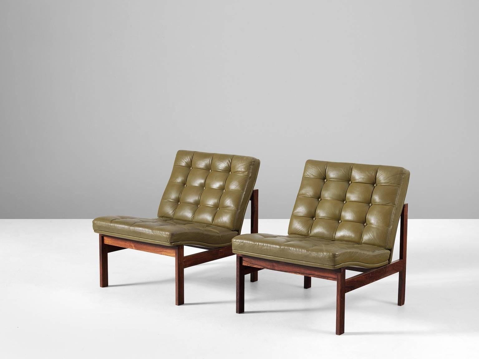 Pair of easy chairs, in rosewood and leather, by Ole Gjerløv-Knudsen & Torben Lind for France & Søn, Denmark 1962.

Modern and beautiful colored set of easy chairs. These chairs have a tight and simple design. With a frame of rosewood and L-shaped