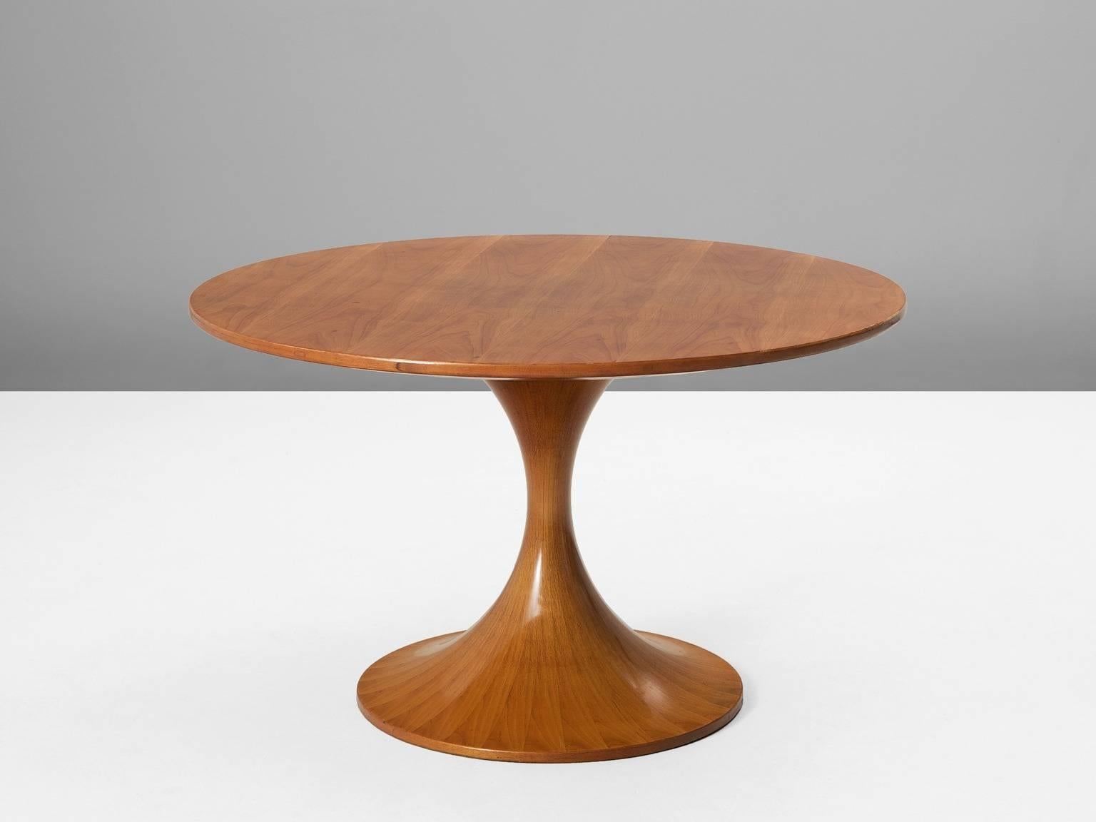 Table, in walnut, by Luigi Massoni, Italy 1950s. 

Round pedestal dining table by Italian designer Luigi Massoni. Beautiful detailed pedestal feet, with excellent woodwork which creates a beautiful layered expression. The round top shows a
