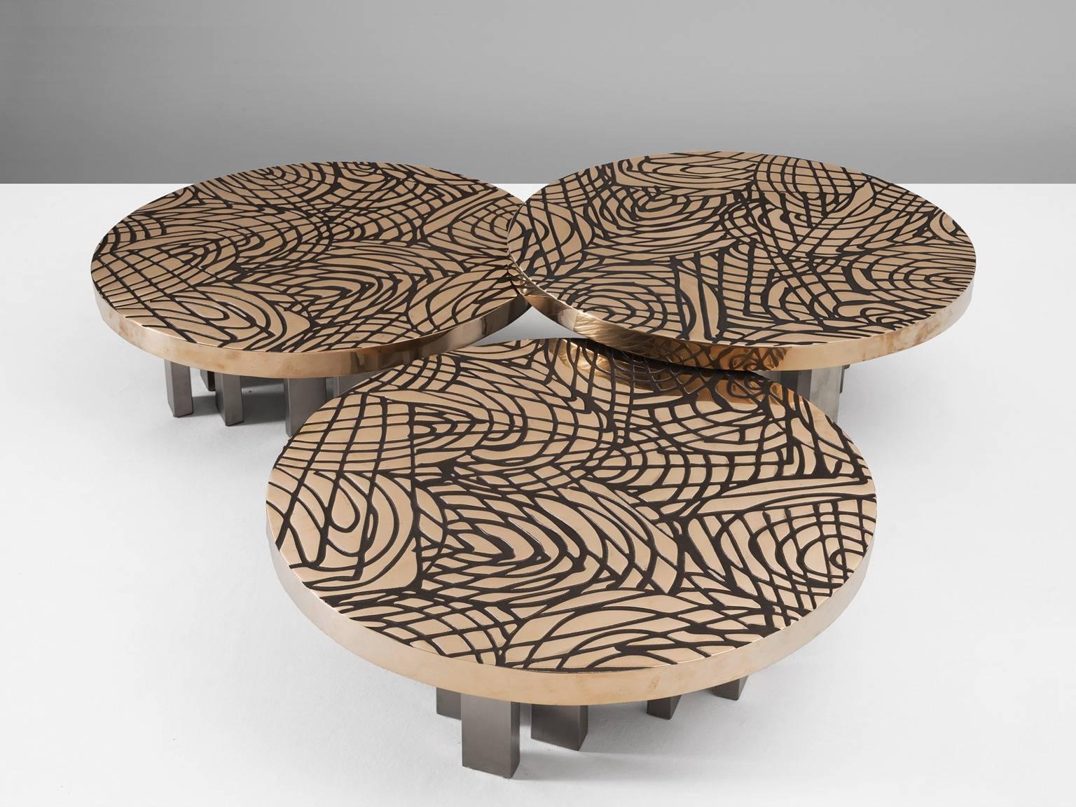 Set of three coffee table, in bronze and metal, by In'form, Belgium 1987.

Sculptural coffee tables. These three tables in bronze form one large piece of art, with a beautiful brass colored top with dark graphical lines. They can be used as