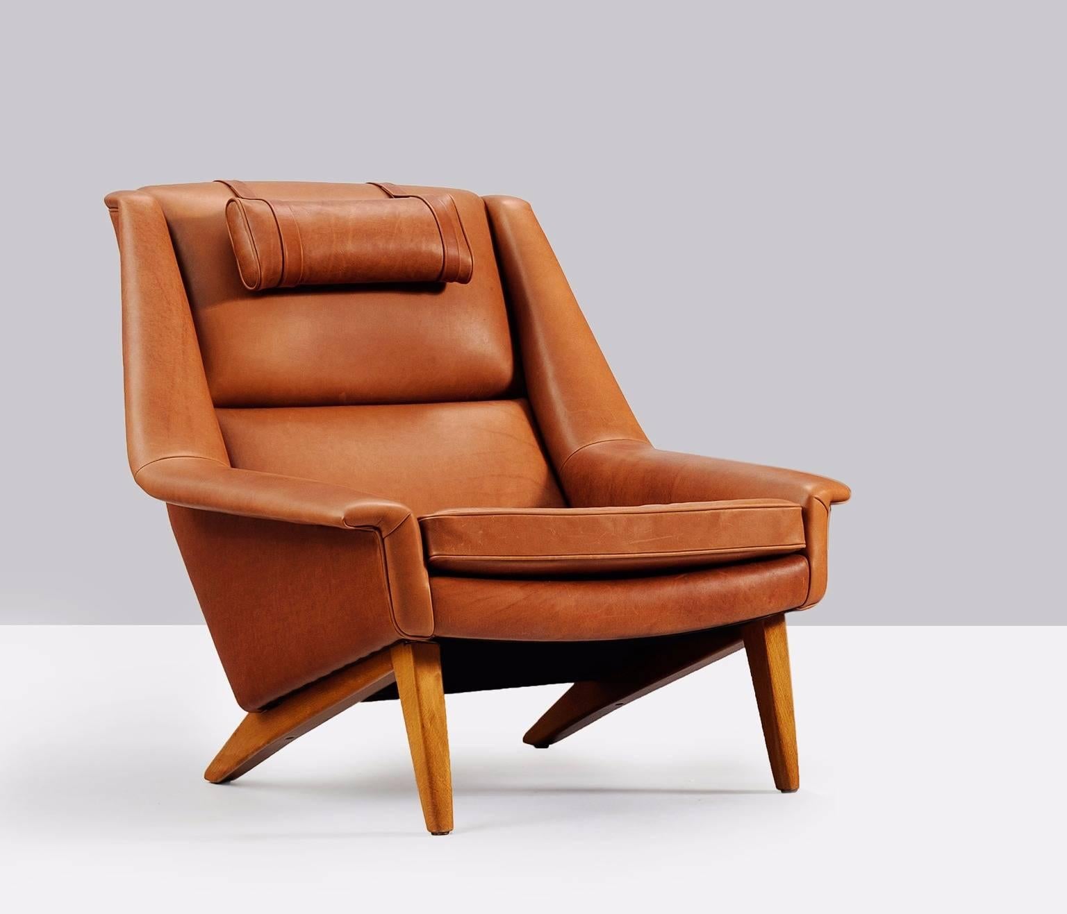 Danish lounge chairs, in leather and teak, Denmark, 1960s. 

This high quality made lounge chair is made to reach an ultimate level of comfort as can clearly be recognized in the design. Accompanied with headrests to fulfill that need. Very elegant