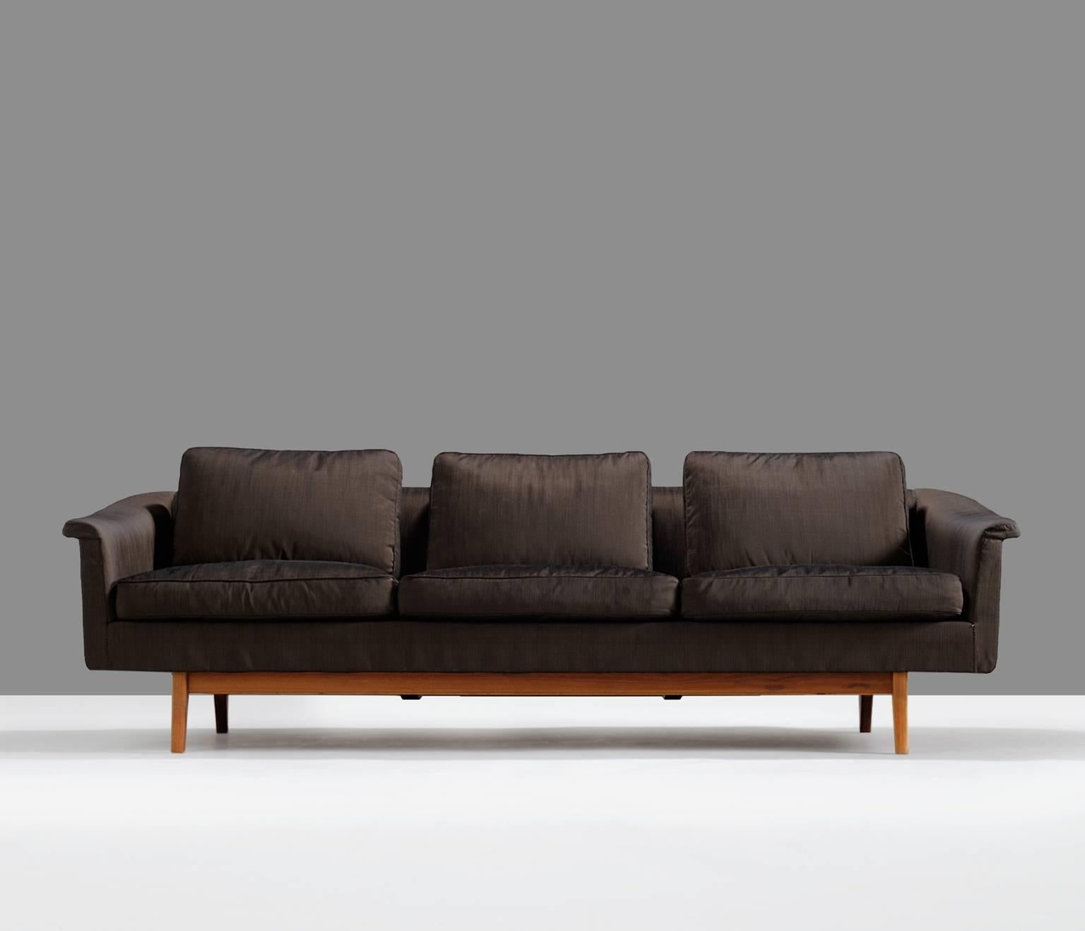 Large three-seat sofa in original fabric by Folke Ohlsson for DUX, Sweden, 1950s.

The proportions of this luxurious three-seat sofa are remarkable. The way the horizontal back gently flows smoothly downwards, is both beautiful and comfortable. The