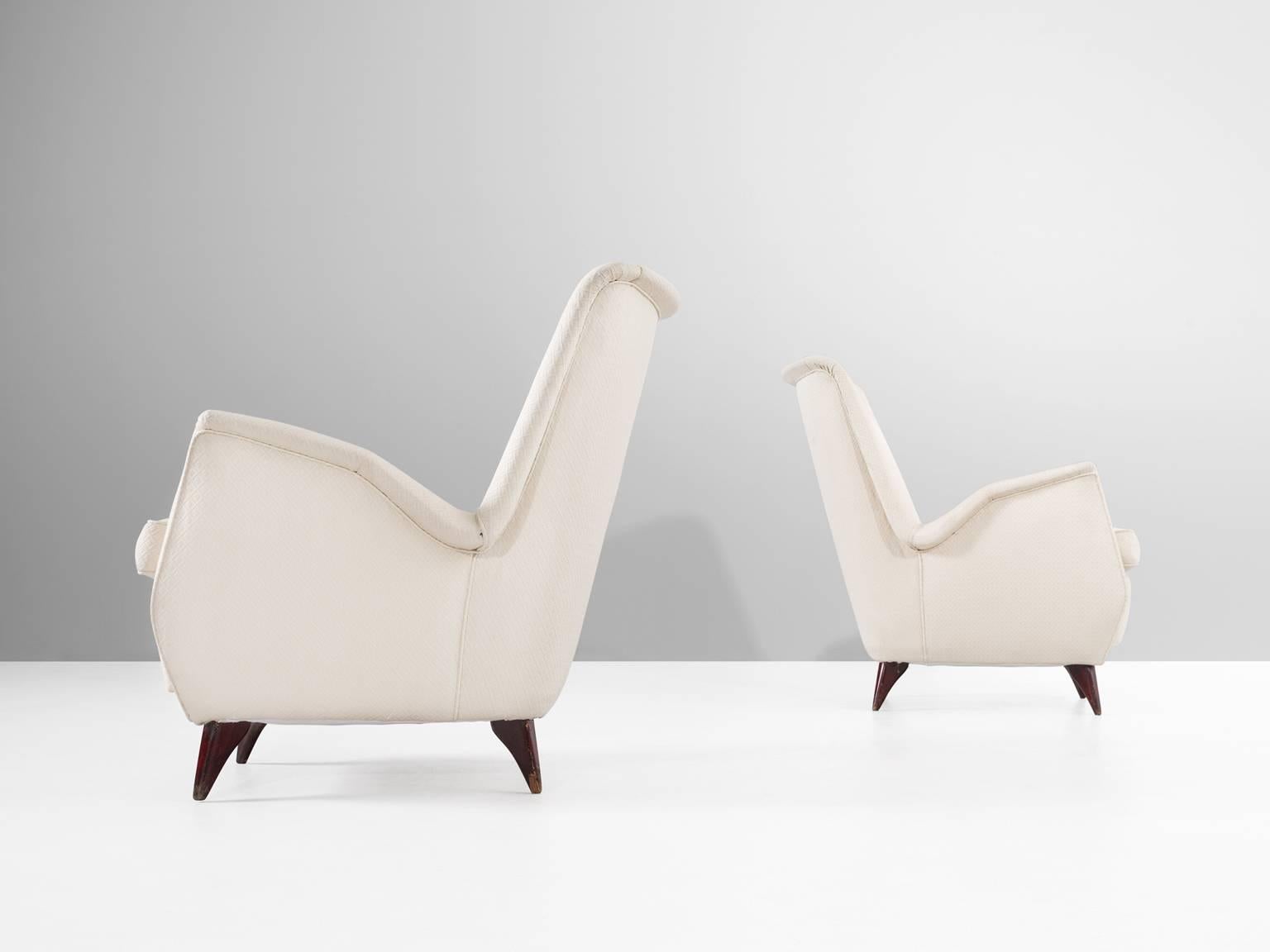 Set of Two Italian Lounge Chairs in off-White Fabric In Good Condition In Waalwijk, NL