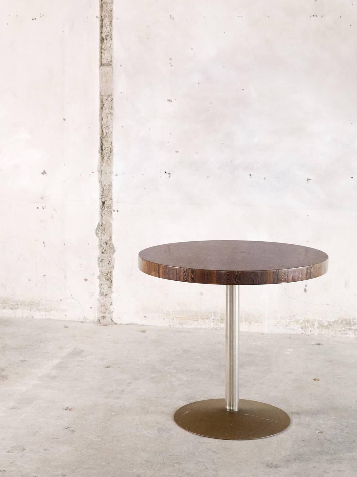 Table, in wengé, bronze and metal, by Julles Wabbes for Mobilier Universel, Belgium circa 1963. 

Well designed and unique small pedestal table with end grain wooden top in wengé. This table was designed for an exclusive restaurant in Brussels,