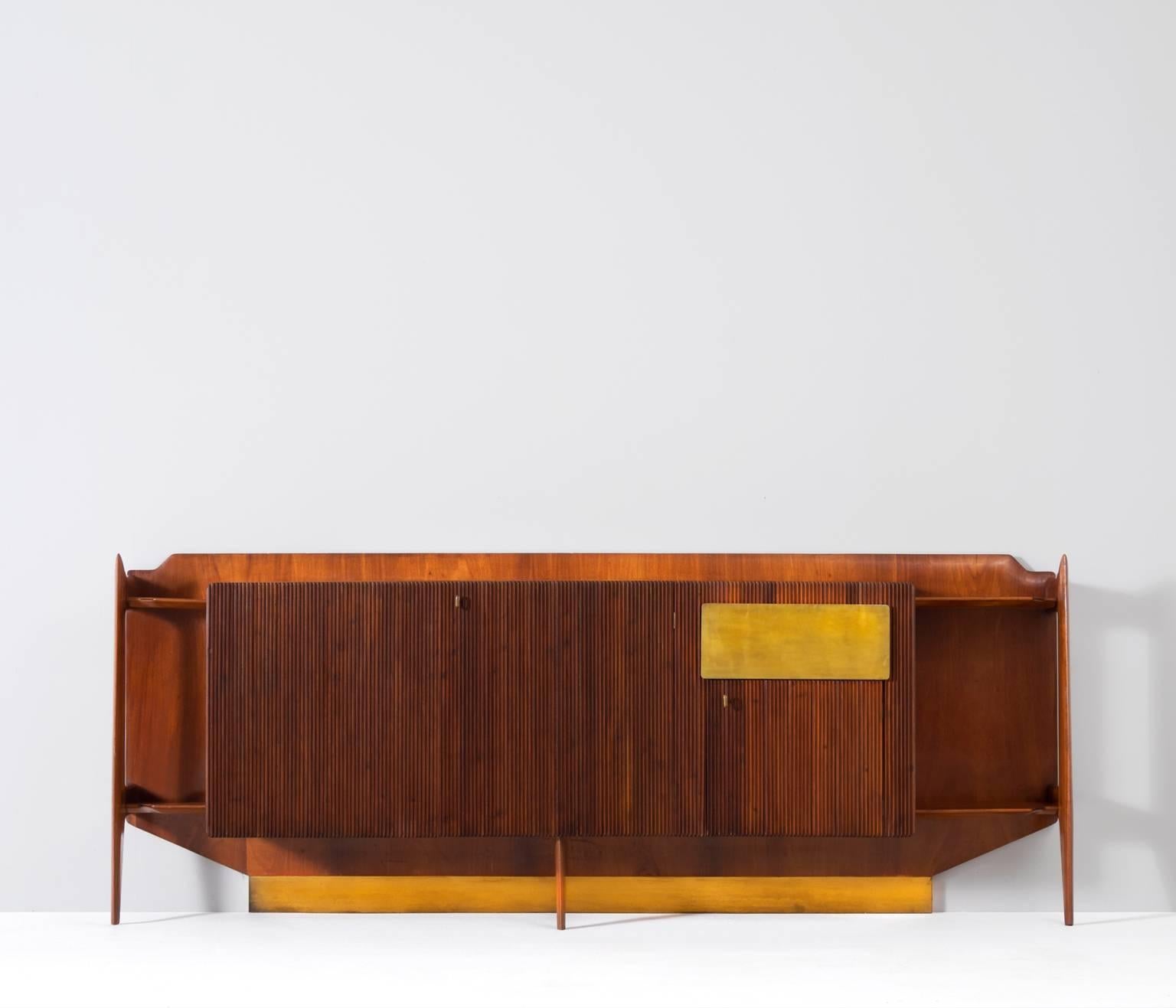 Sideboard, in rosewood and brass, Italy 1950s.

This Italian sideboard is highly elegant and refined, which makes it a piece of art on its own. Designed in the manner of Vittorio Dassi. The doors are beautifully ribbed, which create an interesting