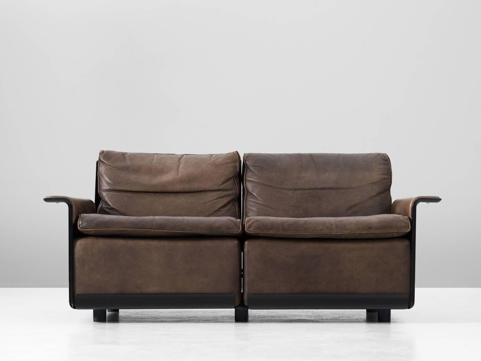 Sofa model RZ620, in leather and hot-pressed sheet-moulding compound, by Dieter Rams for Vitsoe and Zapf, Germany, 1962.

Two-seat sofa in beautiful patinated brown leather. This settee has an interesting design with a sleek and tight outside and