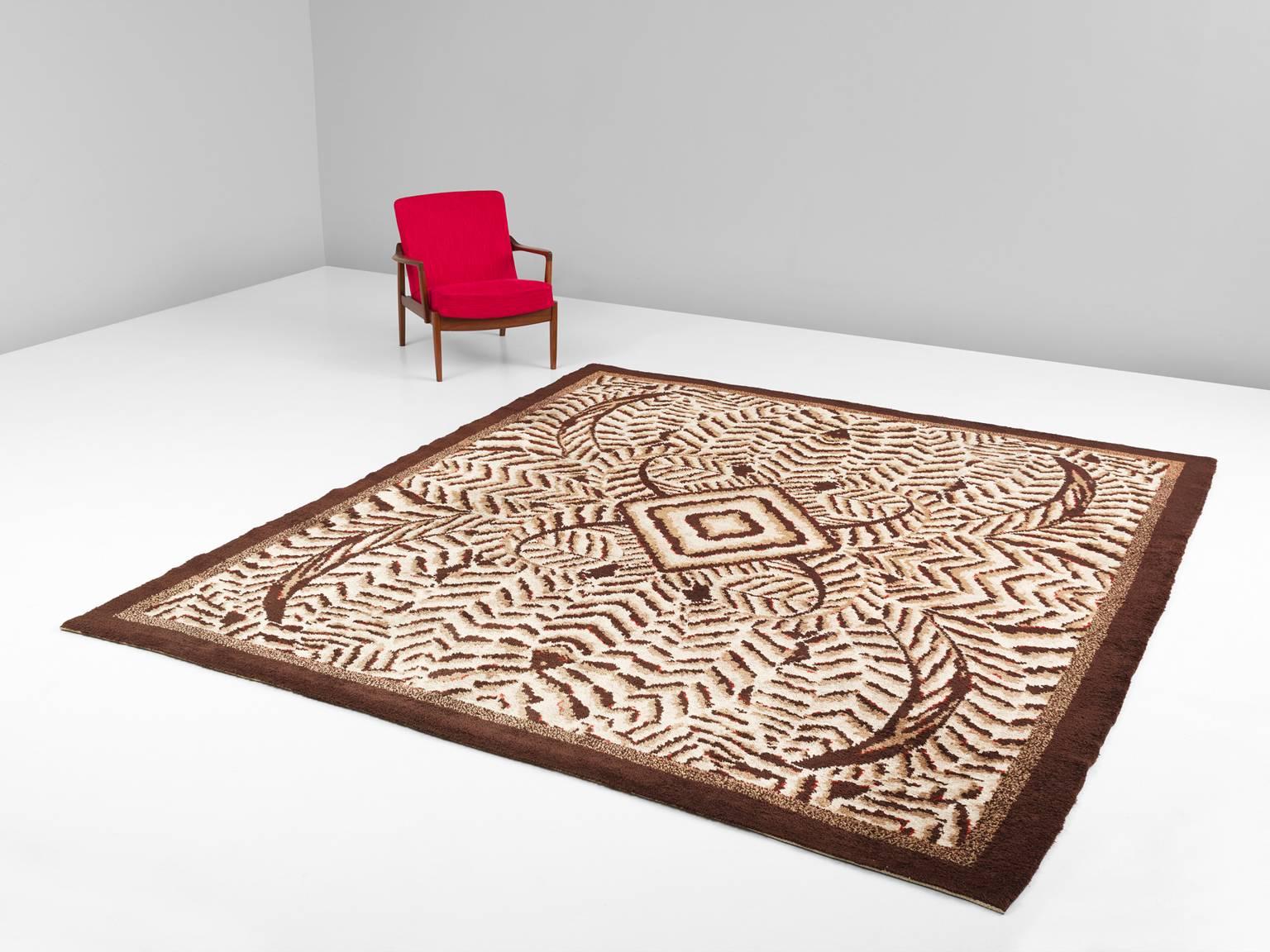 Tapestry, in wool, by M. Grootaerts for De Coene, Belgium, 1933.

Exceptional brown colored carpet designed by M. Grootaerts for the company of De Coene in Belgium. The tapestry is decorated with a scarab pattern. Brown geometric patterns are