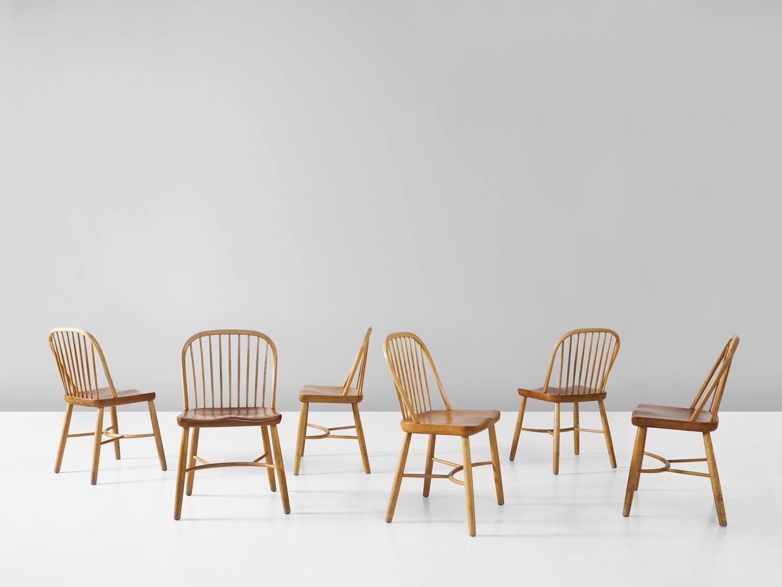 Set of six dining chairs, in beech and teak by Palle Suenson, Denmark, 1940s.

Six spindle back chairs in beech with a teak seating. These chairs were designed by Palle Suenson in the 1940s when he was working on the offices for the Aarhus Oil