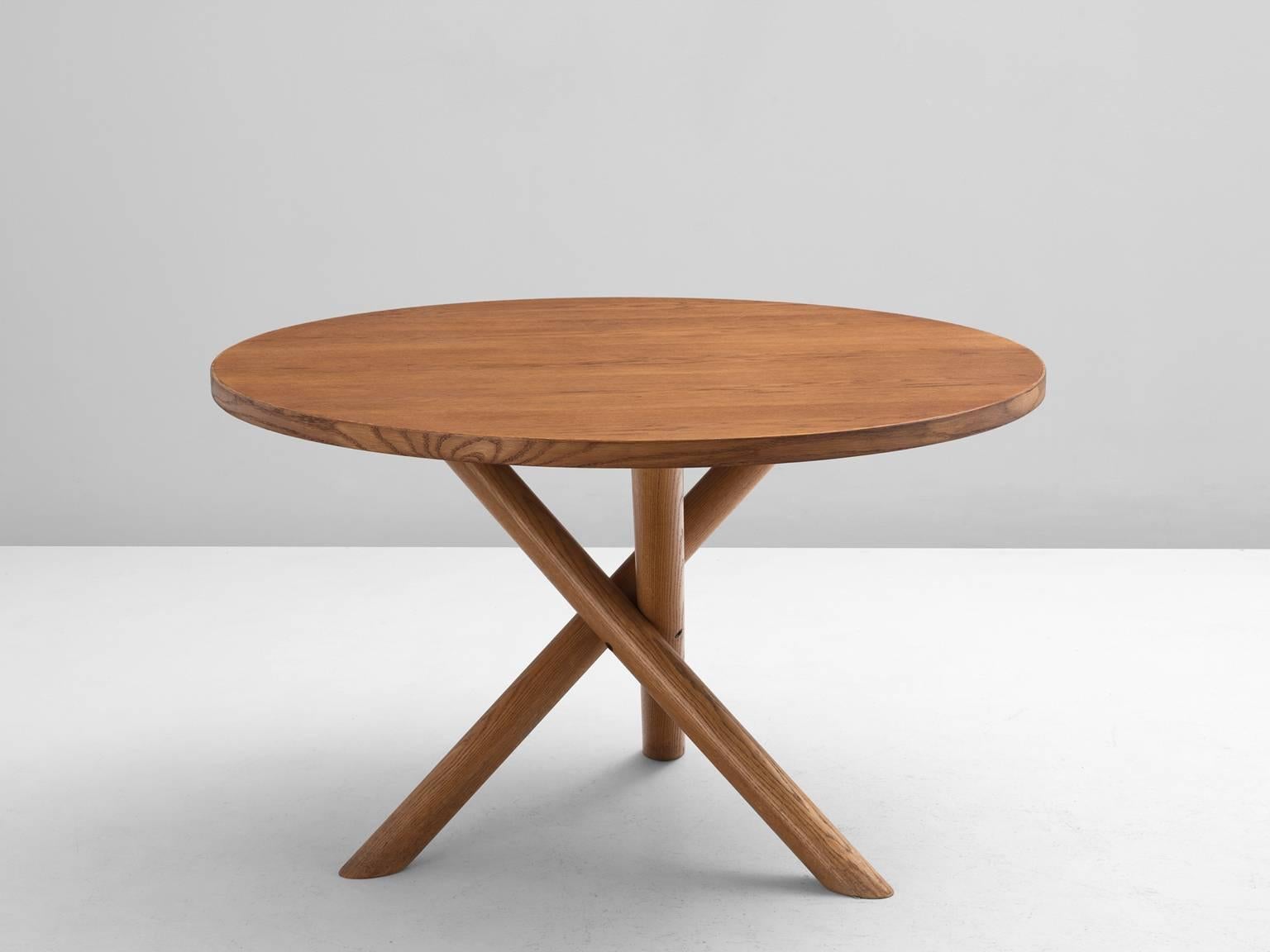 Dining table in pine by Martin Visser for t Spectrum, the Netherlands, 1960s.

Round dining table with tripod base. This small dining table has an interesting base, which reminds of the 'Micado' game. Three legs are combined into a solid