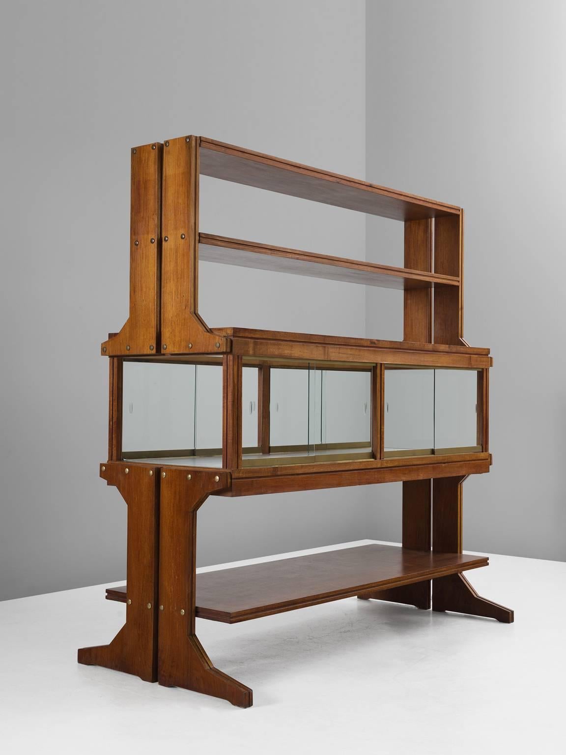 Showcase, in walnut, glass and brass, Italy 1960s.

Large vitrine cabinet in walnut. This high showcase offers plenty of storage space to expose your most precious or beautiful treasures. Executed in walnut with elegant brass details. The large
