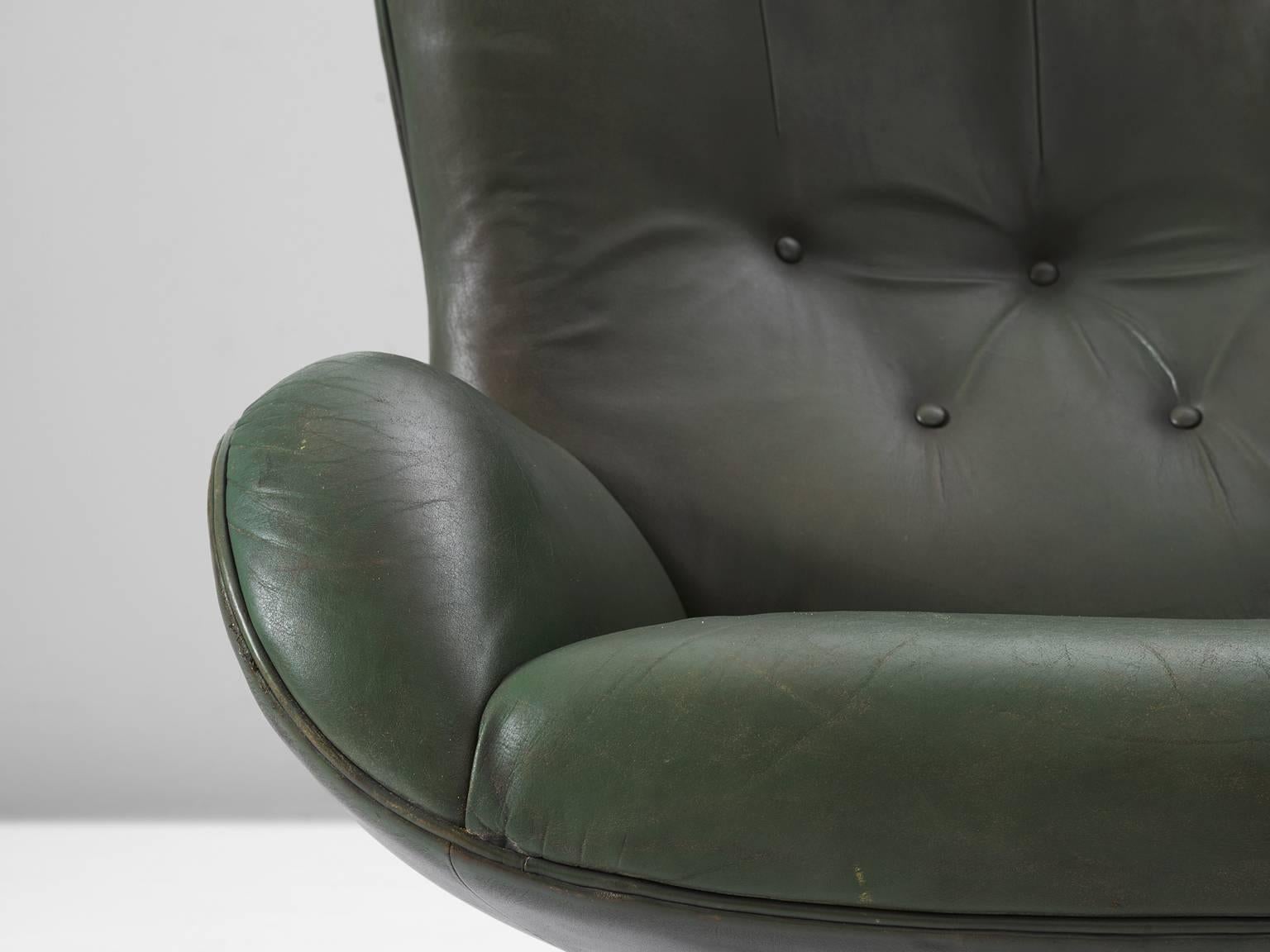 Illum Wikkelsø Green Leather Swivel Lounge Chair In Excellent Condition In Waalwijk, NL