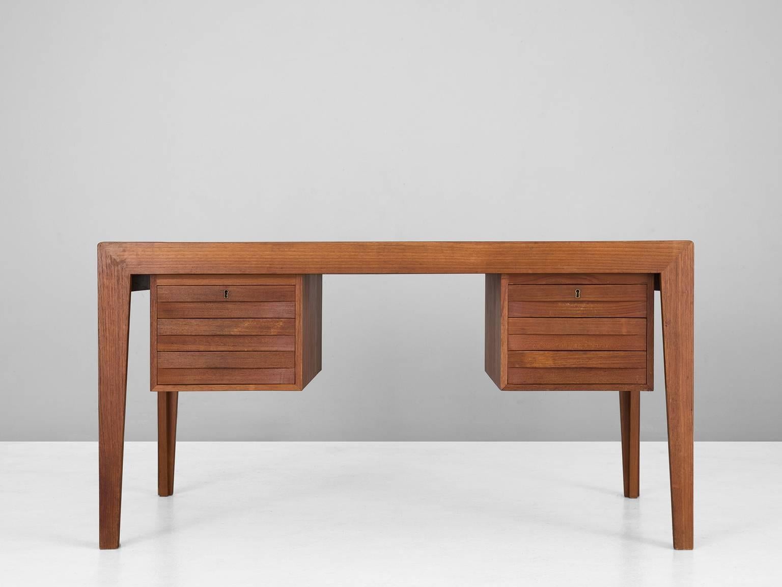Desk in teak, attributed to Peter Hvidt and Orla Mølgaard-Nielsen, Denmark, 1950s.

Beautiful Scandinavian desk in the style of Peter Hvidt and Orla Mølgaard-Nielsen. The design looks simplistic, yet this desk holds some surprising element. Both