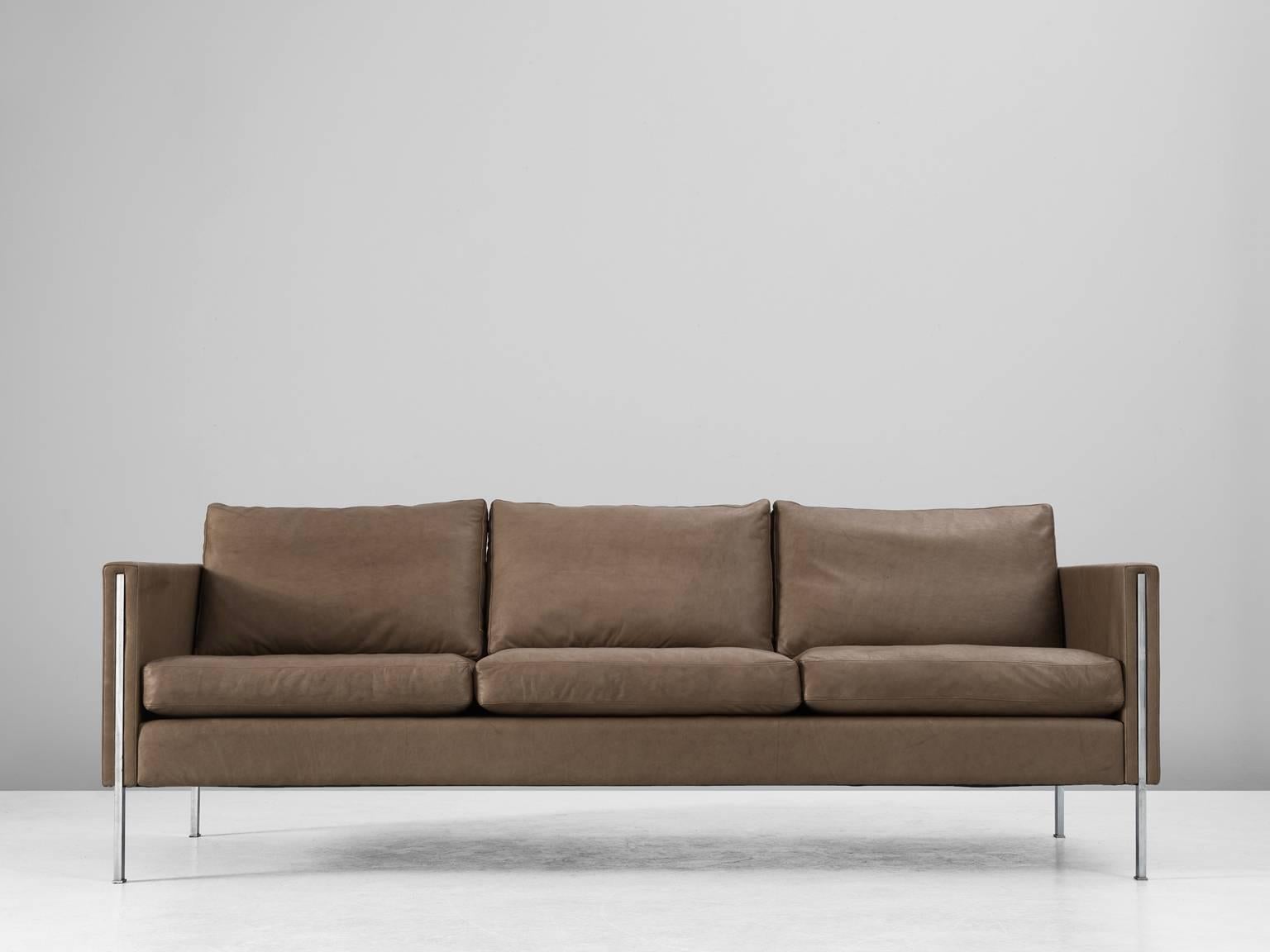 Sofa model '442/3', in leather and steel by Pierre Paulin for Artifort, the Netherlands, 1962. 

This comfortable three-seat sofa shows elegant steel details. The combination of steel and the brown leather upholstery gives this sofa it's modern