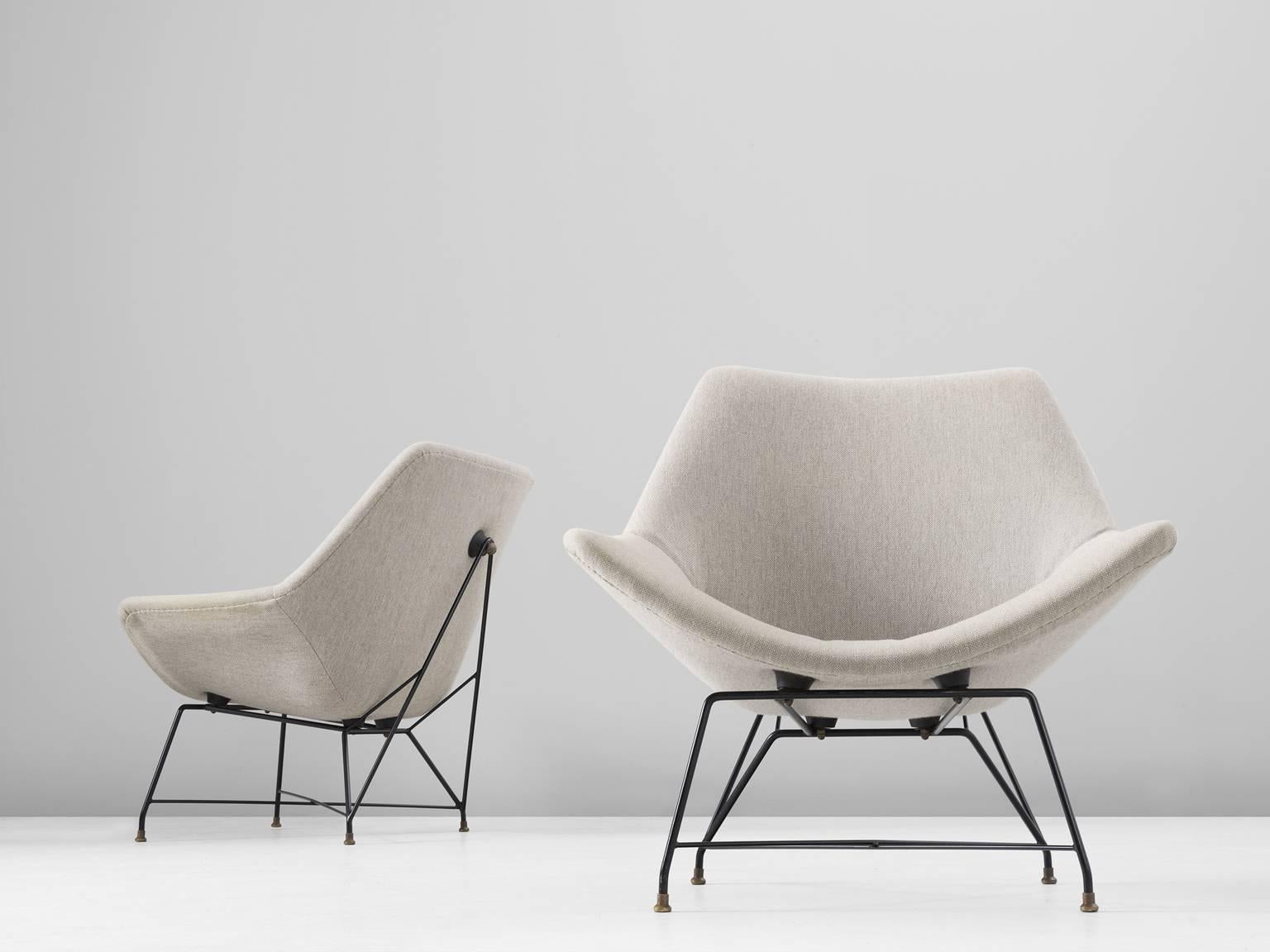 Pair of lounge chairs, in metal and fabric, by Augusto Bozzi for Saporiti, Italy, 1950s.

Sculptural lounge chairs for Sapporiti. By it's hairpin frame and shape of the shell this chair in line with the designs of Augusto Bozzi for this Italian