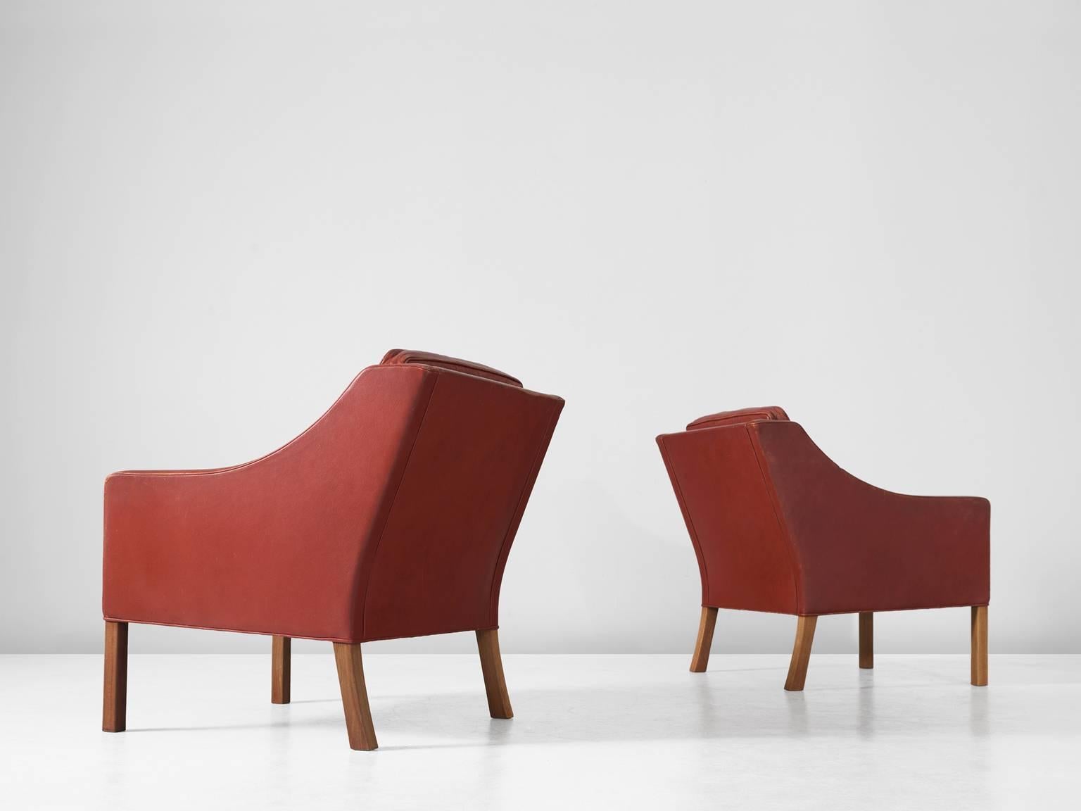 Pair of armchairs model 2207, in leather and wood, by Børge Mogensen for Fredericia Stolefabrik, Denmark, 1963. 

Lounge chairs with an elegant design by Børge Mogensen. These armchairs have a low, curved back, which smoothly runs over into the