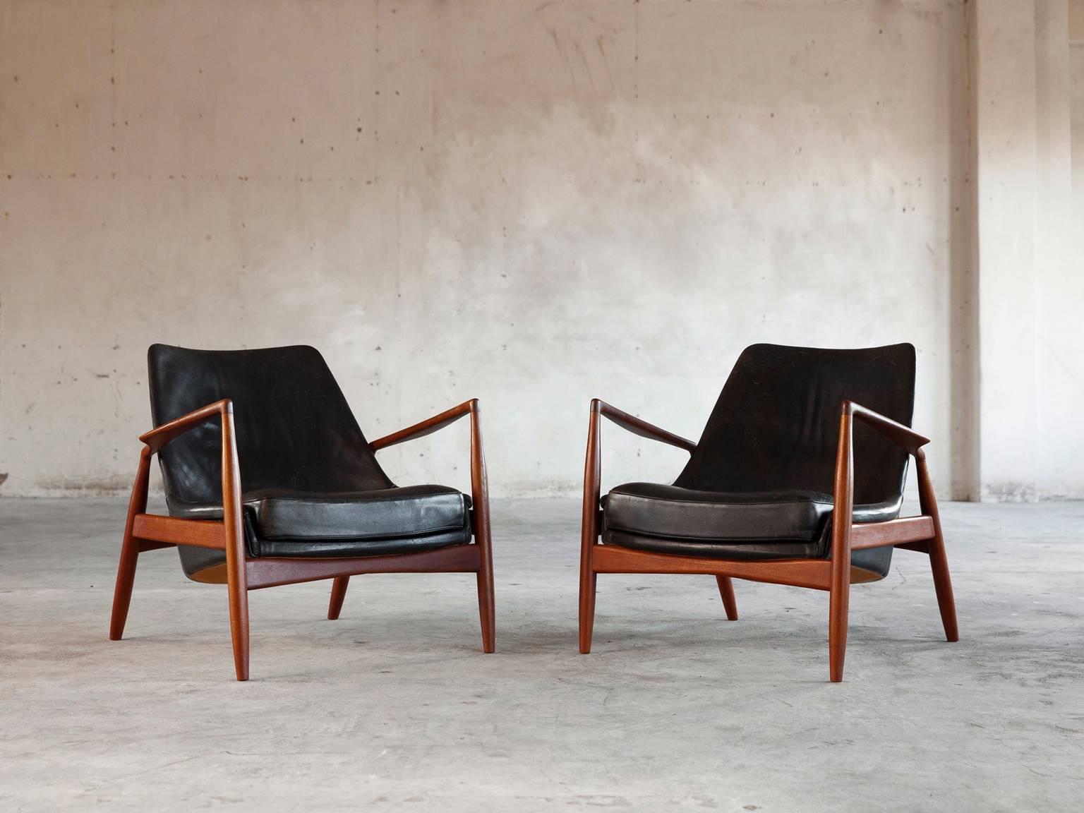 Set of two 'Seal' lounge chairs model 503-799, in teak and leather, by Ib Kofod-Larsen for OPE, Sweden, 1956. 

Beautiful and iconic Seal lounge chairs. The well-crafted frame of this chair is made of a dark colored teak. It shows very nice