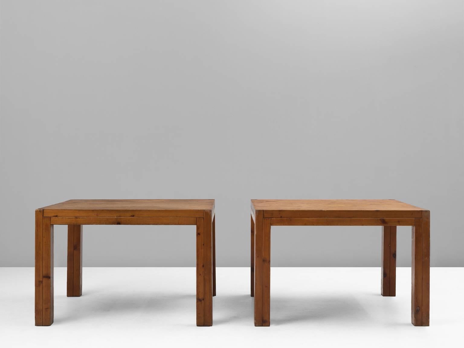 Set of Two Italian Dining Tables in Patinated Pinewood In Good Condition In Waalwijk, NL