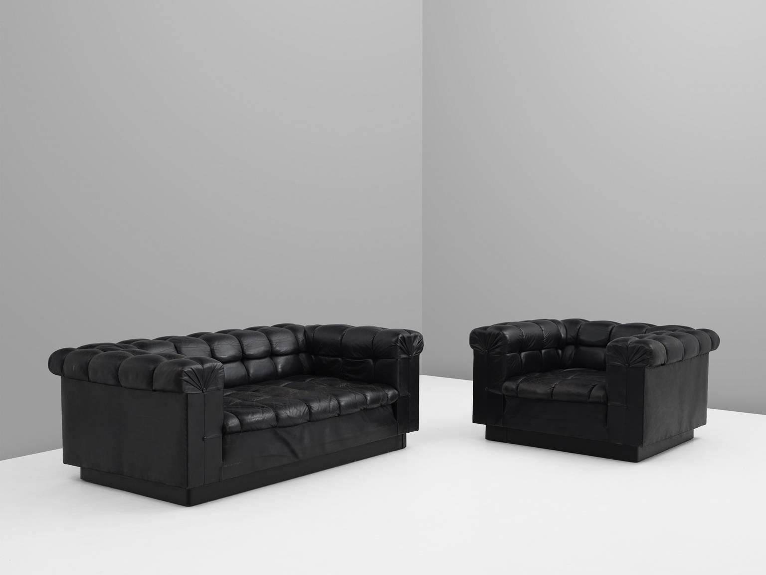 Living room set model 5407, in leather, by Edward Wormley for Dunbar, United States, 1950s.

Black leather 'Party sofa' and club chair by American designer Edward Wormley. This set has an interesting appearance of a Classic Chesterfield set with a