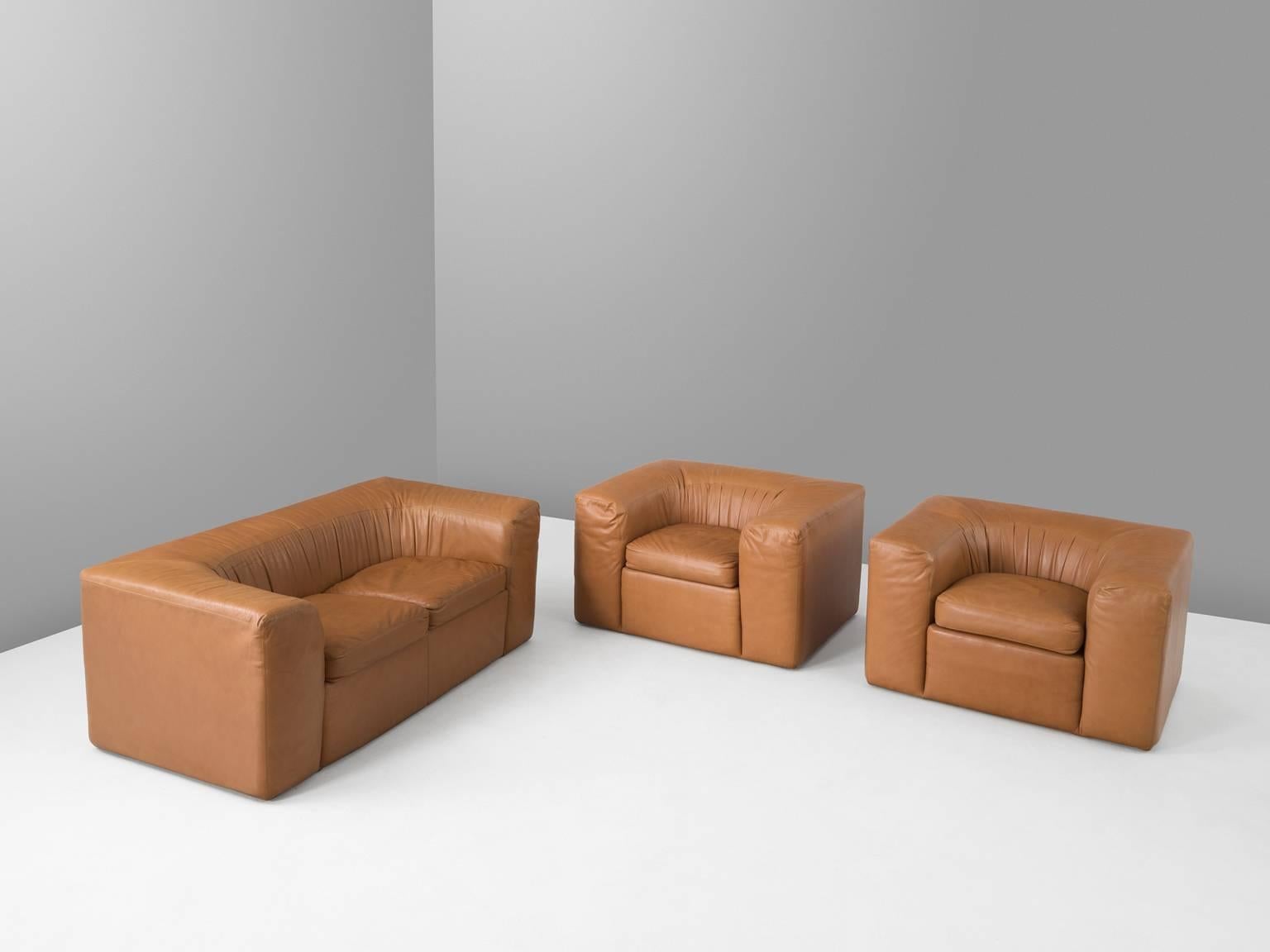 Living room set, in leather, Europe, 1970s.

Cognac leather living room set consisting of two lounge chairs and one sofa. Designed in the style of Saporiti and De Sede. Highly comfortable living room set in cognac leather. The design is