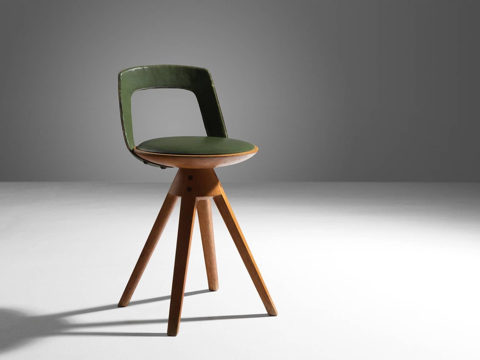 Swivel stool, in oak and leather, by Edvard & Tove Kindt-Larsen for Thorald Madsens Snedkeri, Denmark, 1957. 

Delicate swivel stool with backrest in green leather and oak, produced by Thorald Madsens Snedkeri and designed by Edvard & Tove