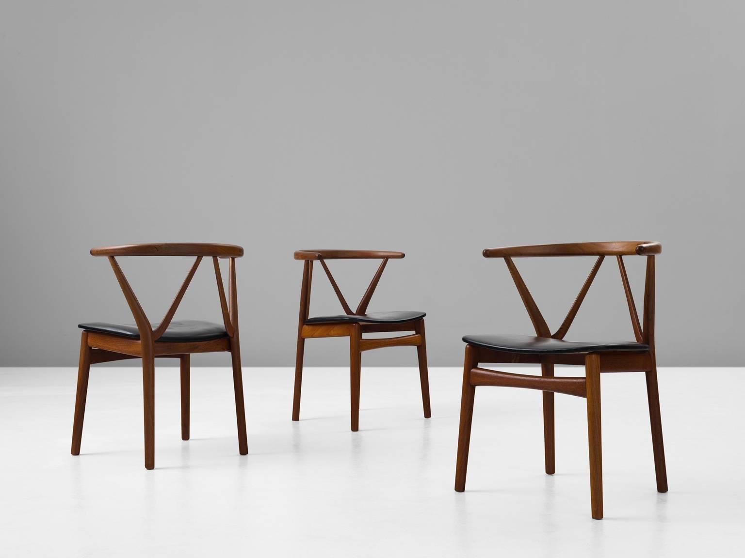 Henning Kjaernulf Set of Eight Dining Chairs in Teak and Black Upholstery In Good Condition In Waalwijk, NL