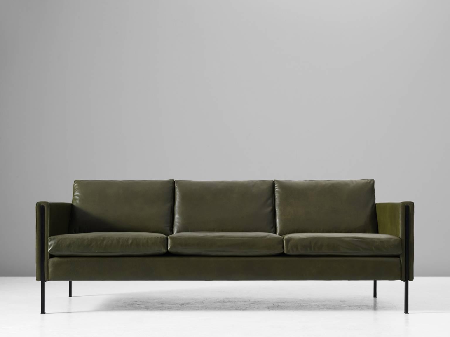 Sofa model '442/3', in leather and steel by Pierre Paulin for Artifort, the Netherlands 1962. 

This comfortable three-seat sofa shows elegant steel details. The combination of black coated steel and the green leather upholstery gives this sofa